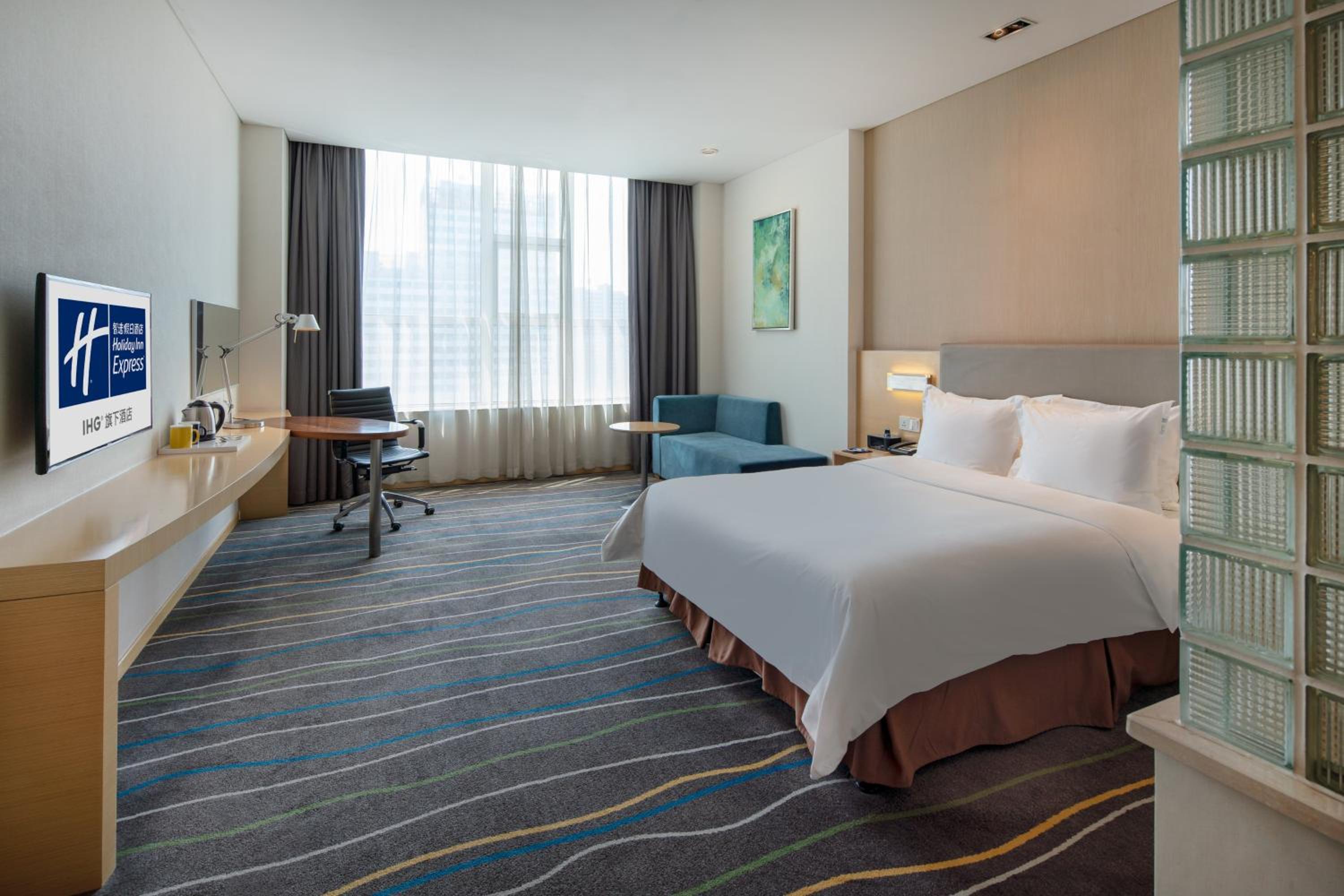 Standard King Room with City View photo 2
