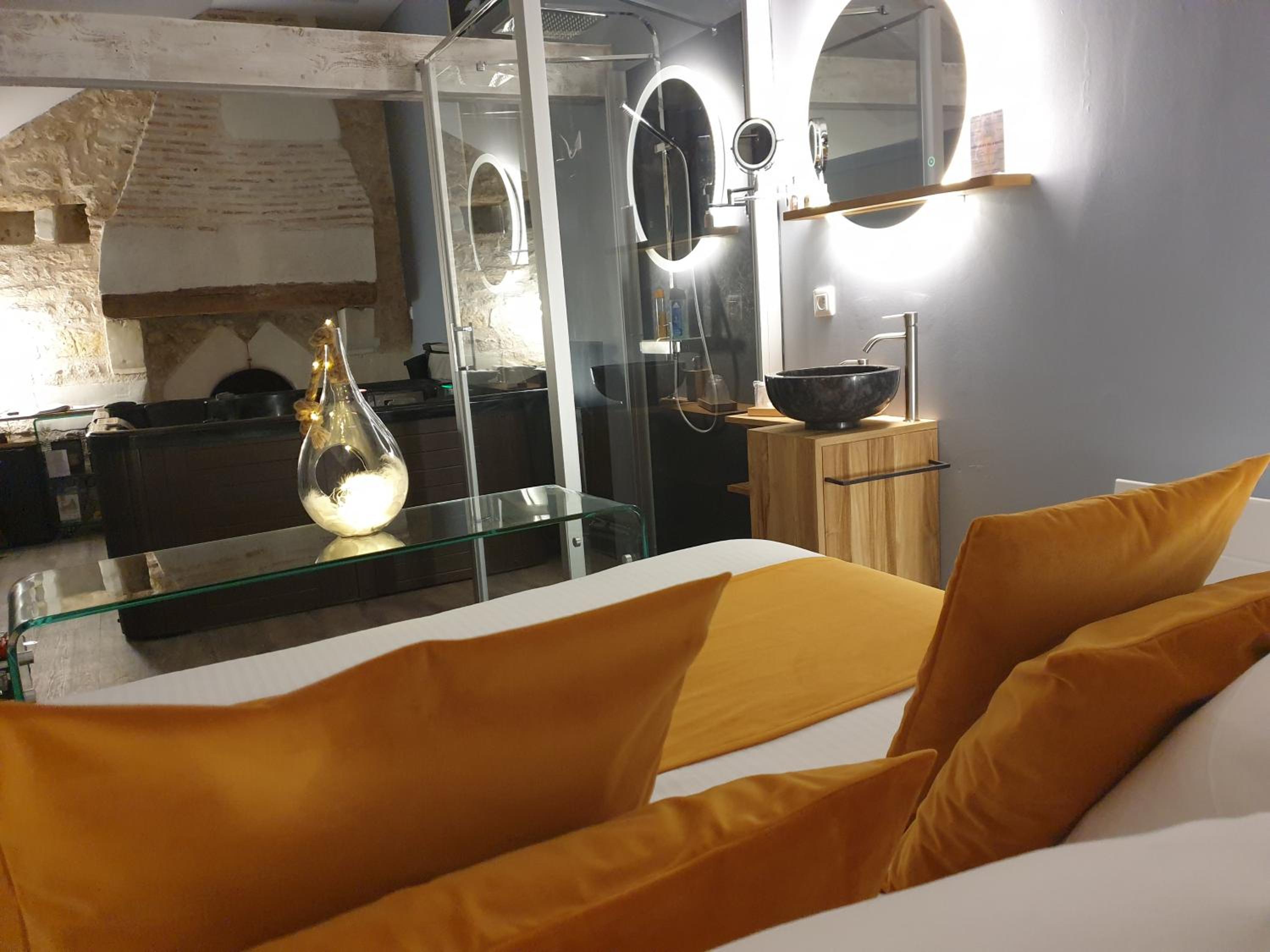 Double Room with Spa Bath - Photo 4