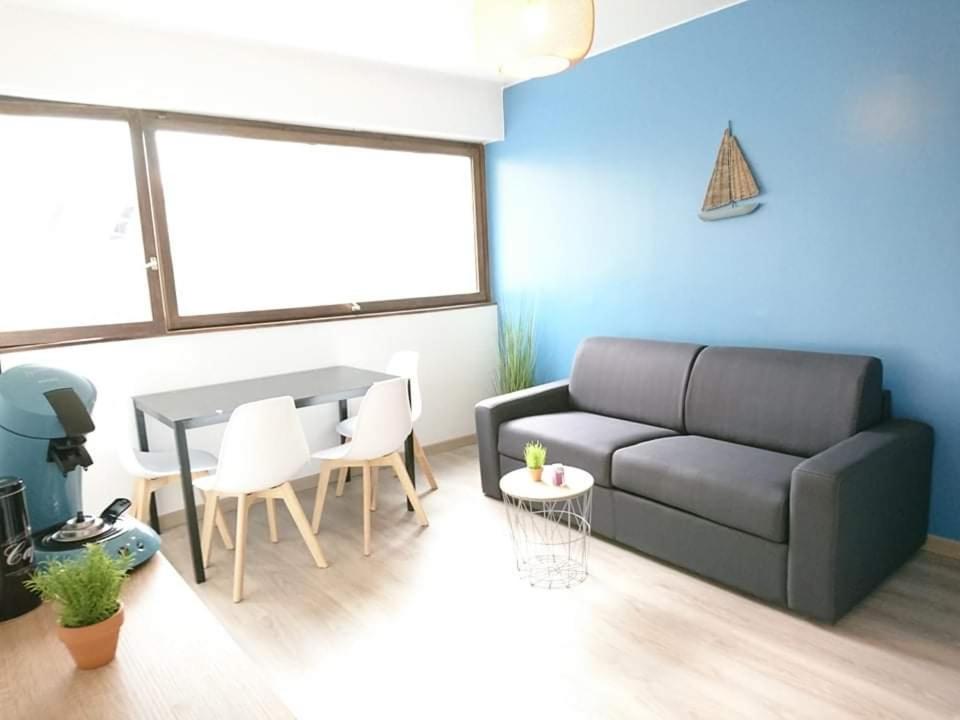 One-Bedroom Apartment - Photo 2