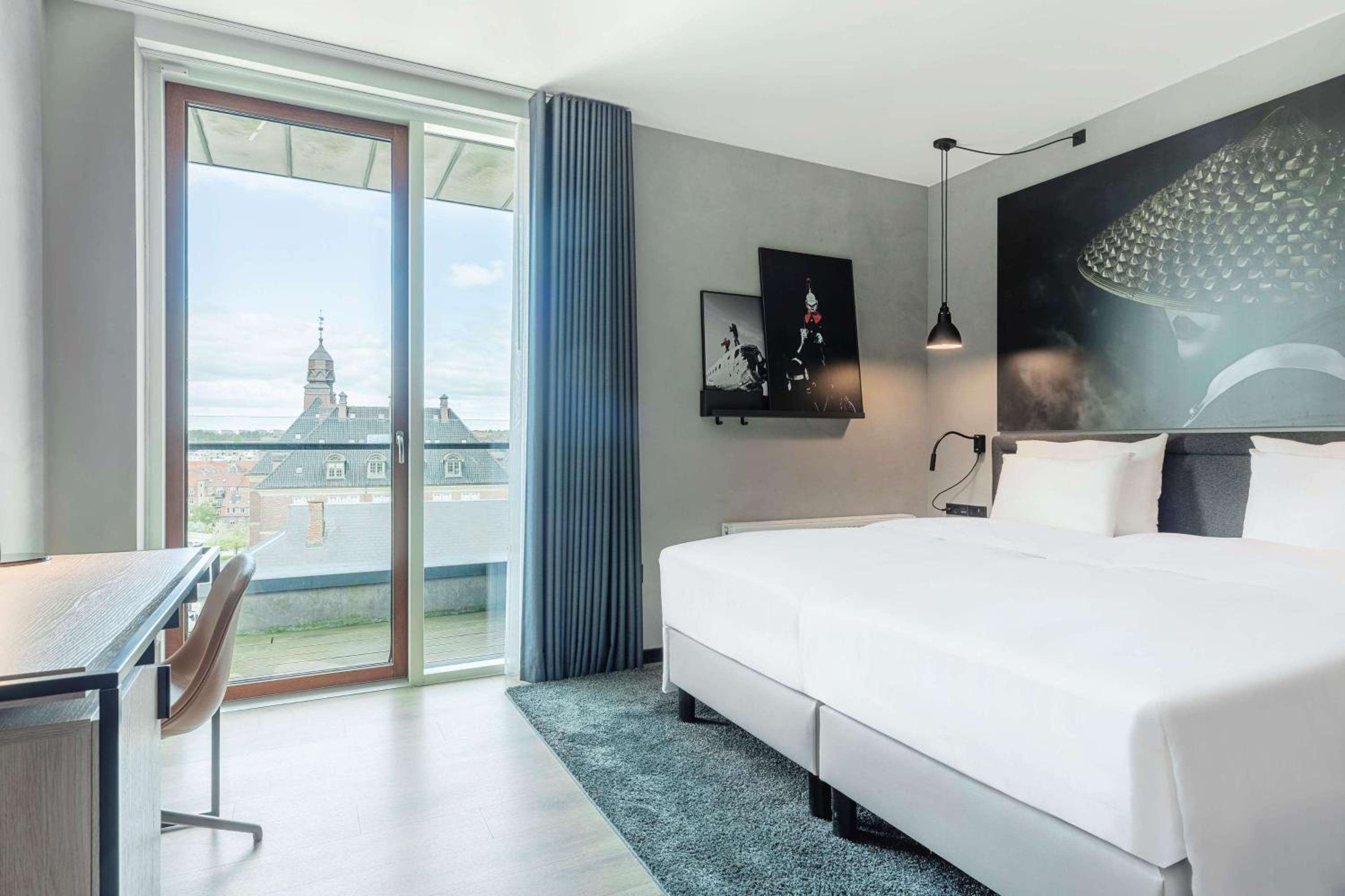 Superior Room with City View and Balcony - Photo 9