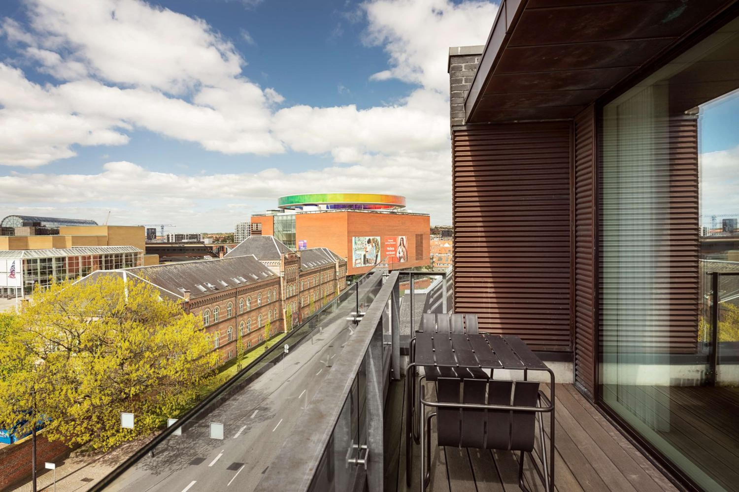 Superior Room with City View and Balcony - Photo 7
