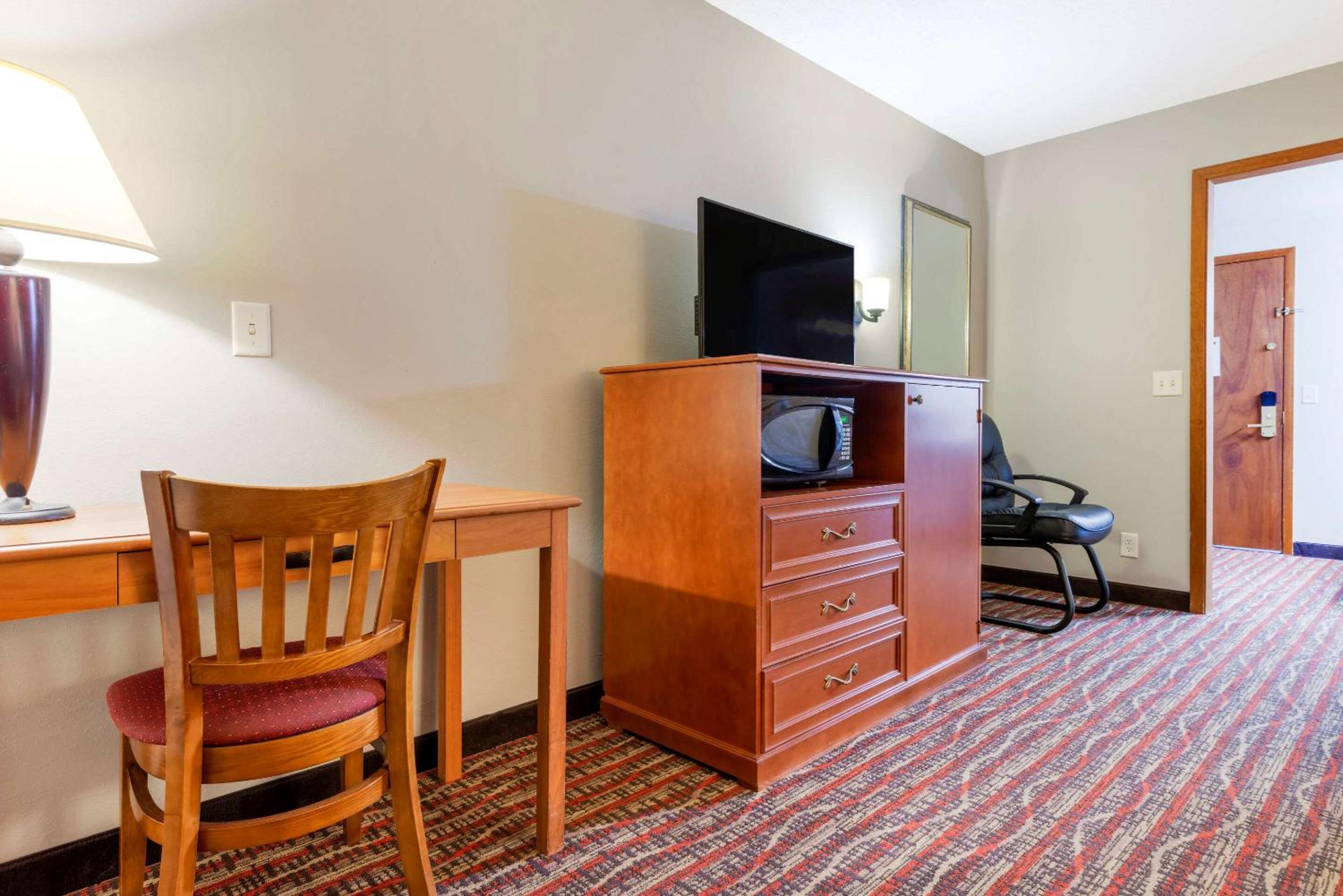 Quadruple Room with Two Double Beds and Balcony - Non-Smoking photo 3