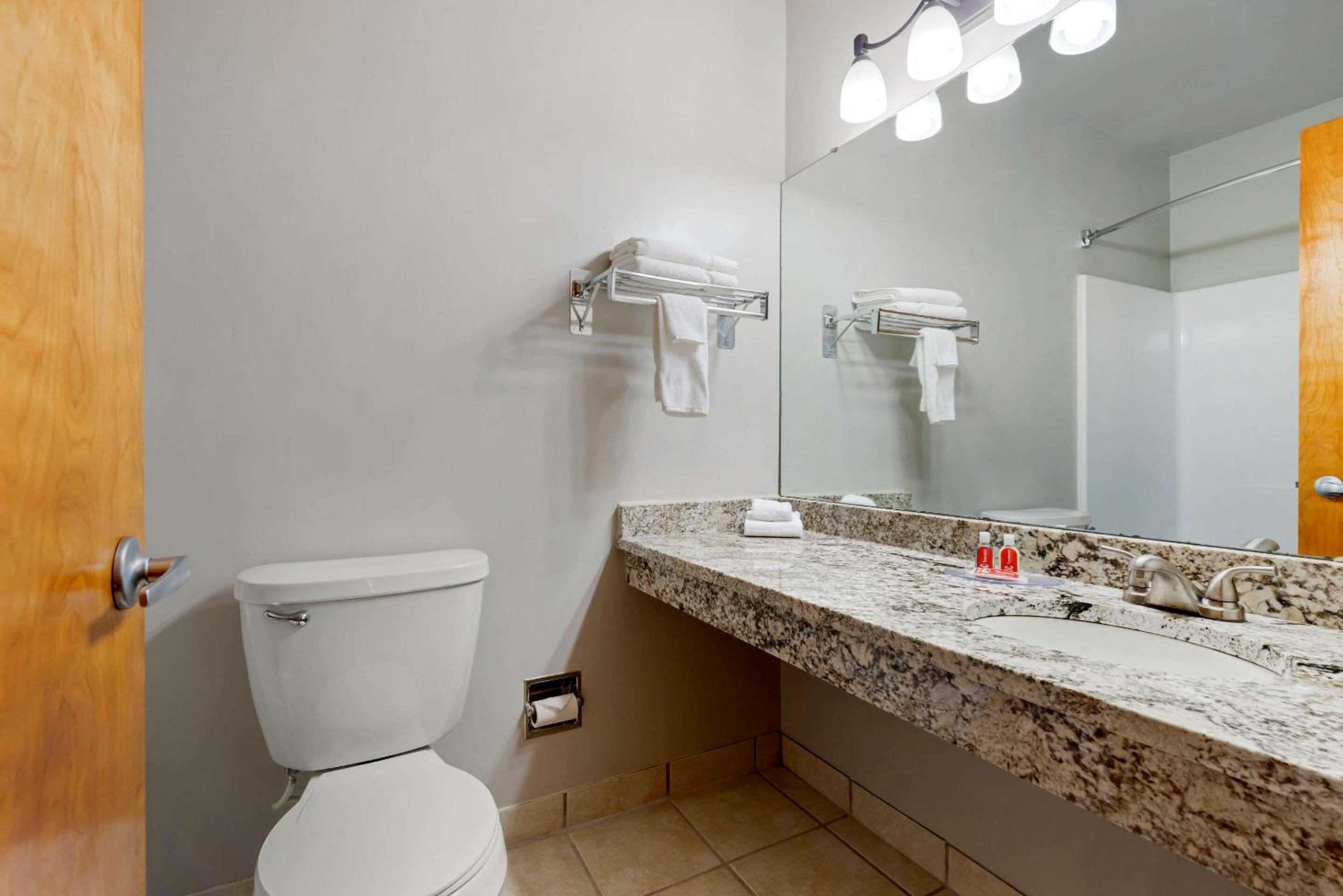 Queen Room with Lake View - Non-Smoking photo 2