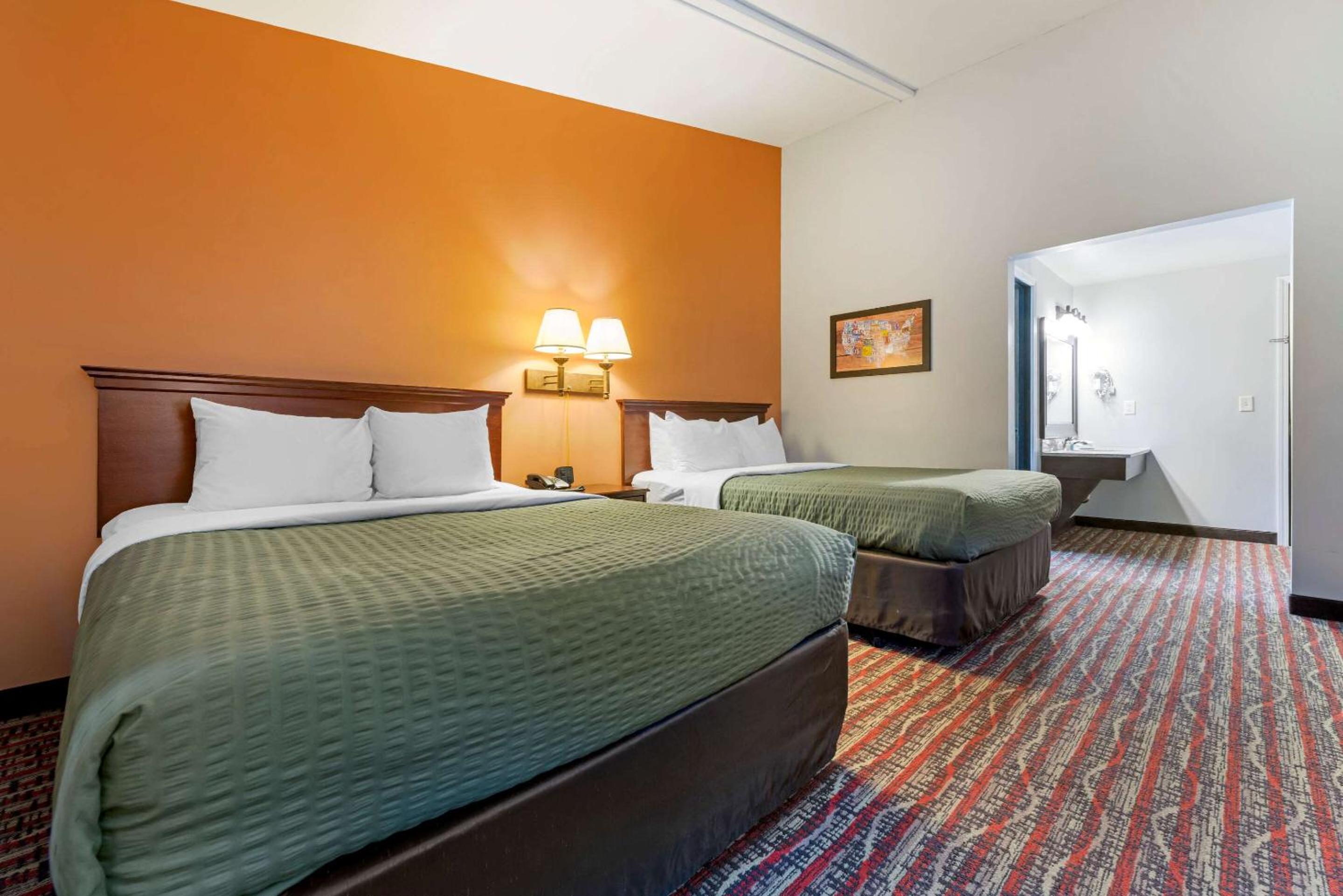 Queen Room with Two Queen Beds - Non-Smoking photo 2