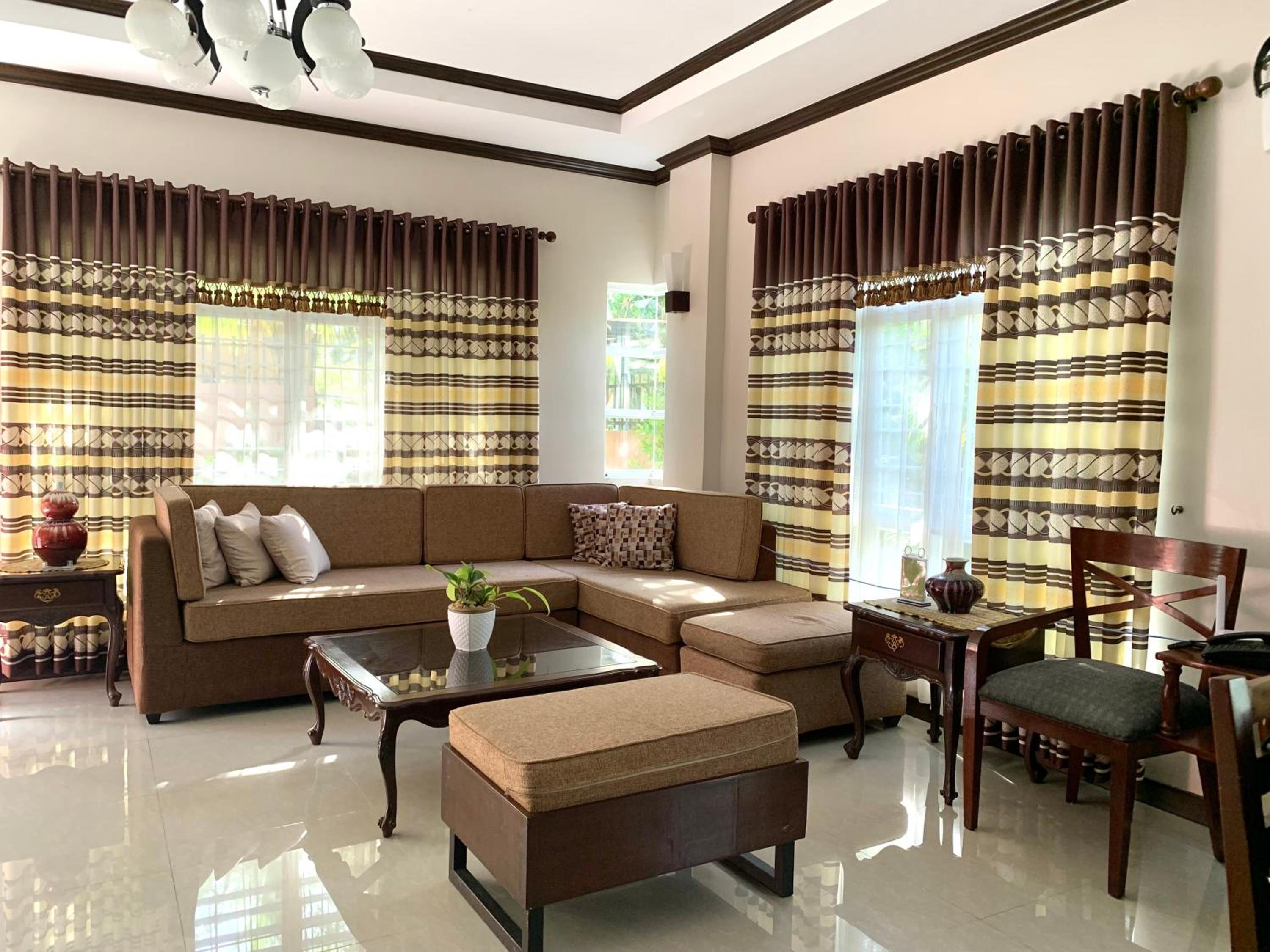 Five-Bedroom House photo 1