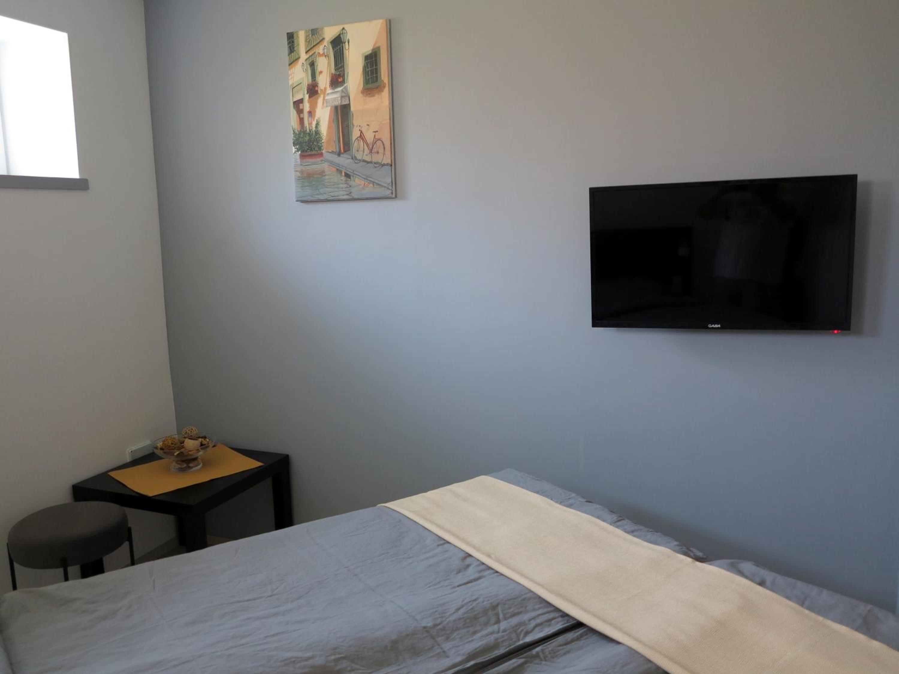 Two-Bedroom Apartment - Photo 2