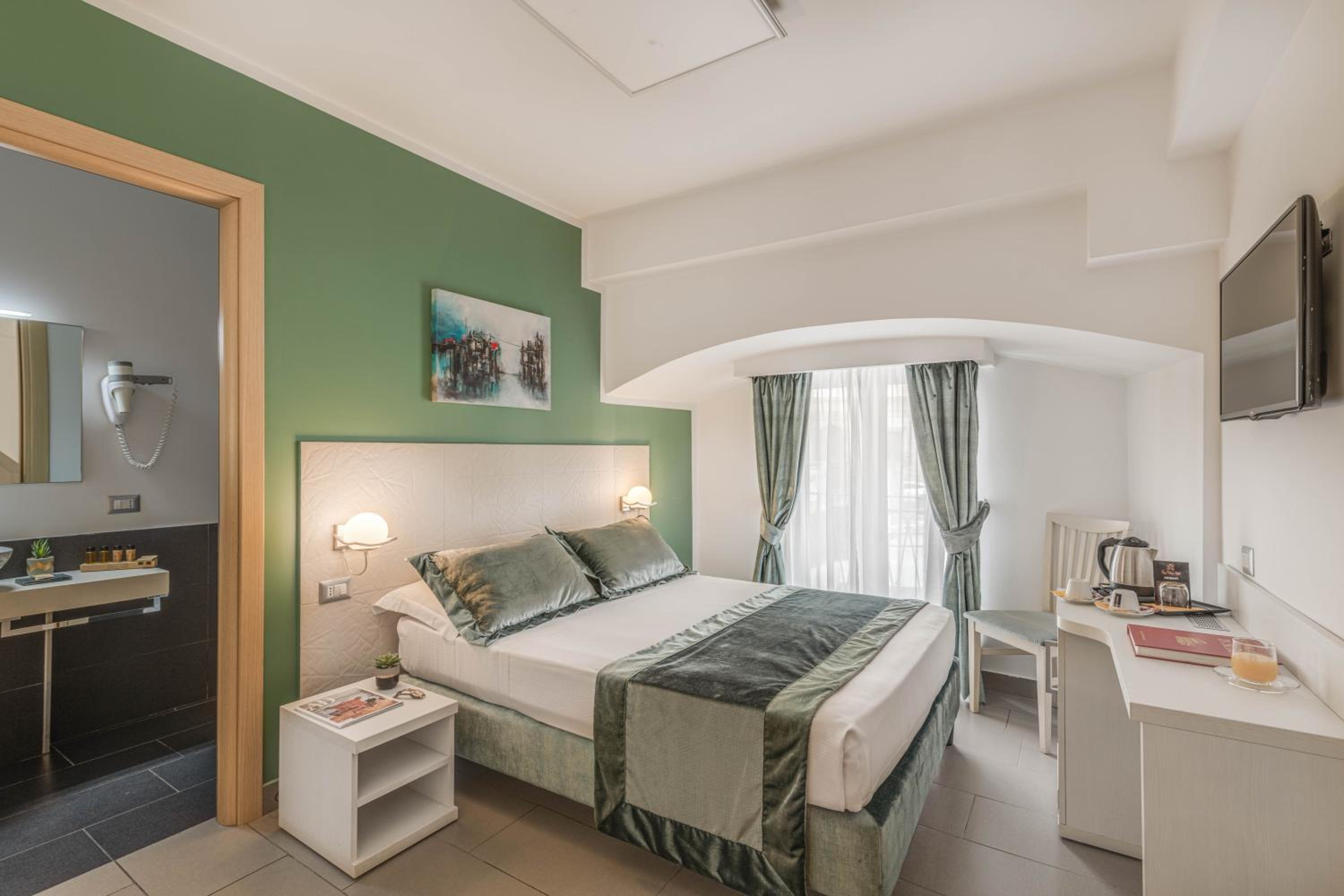 Small Double Room thumbnail 6