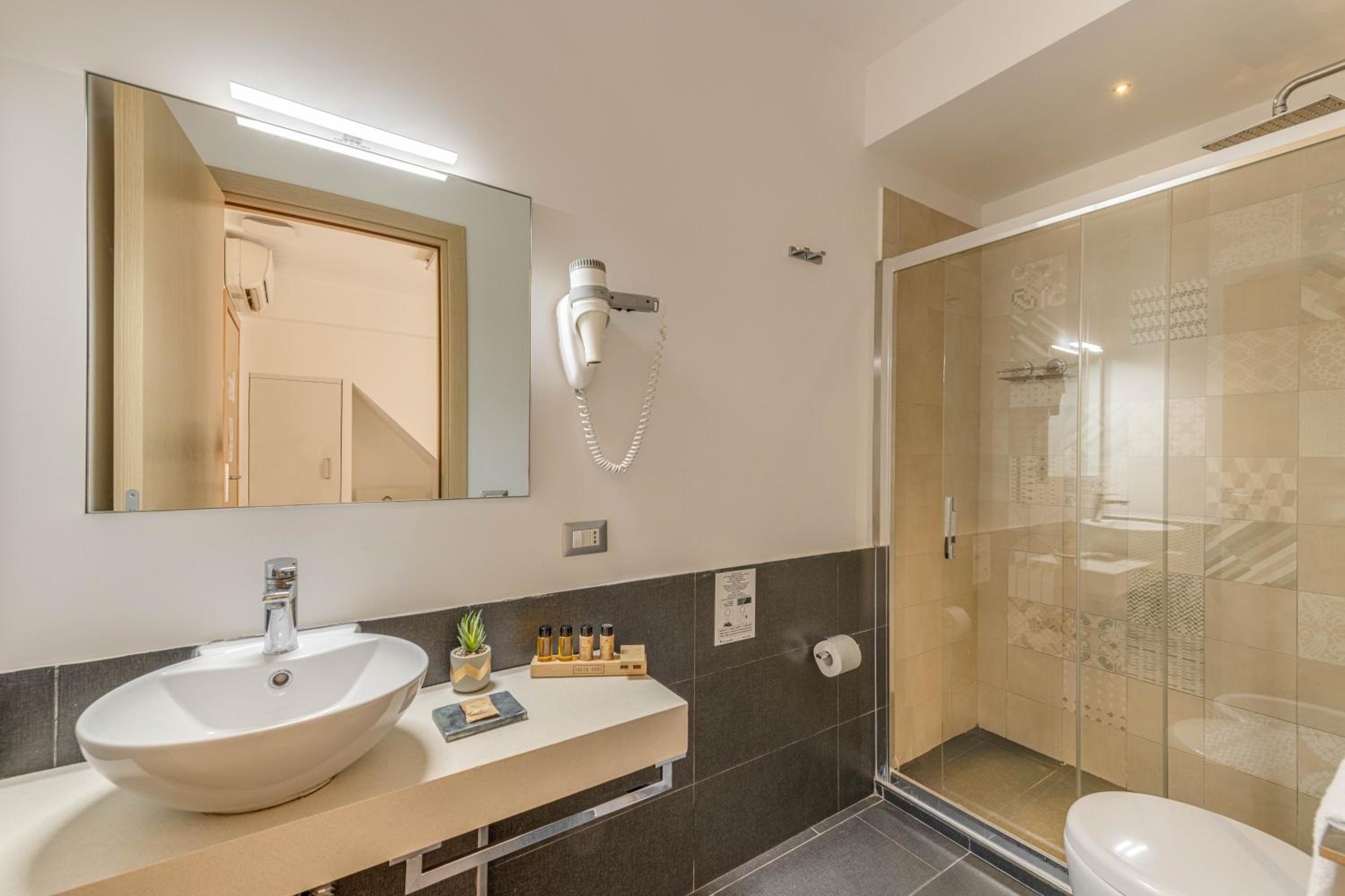 Small Double Room thumbnail 5