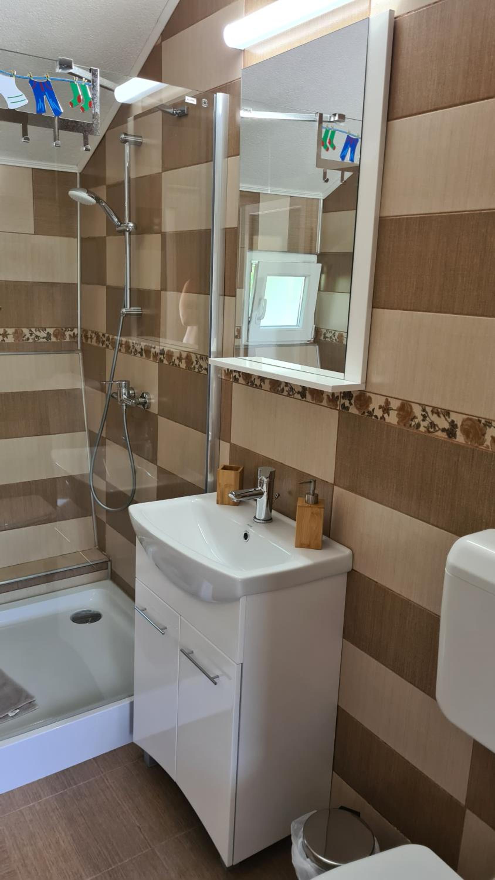 Deluxe Double Room (2 Adults + 1 Child) photo 3