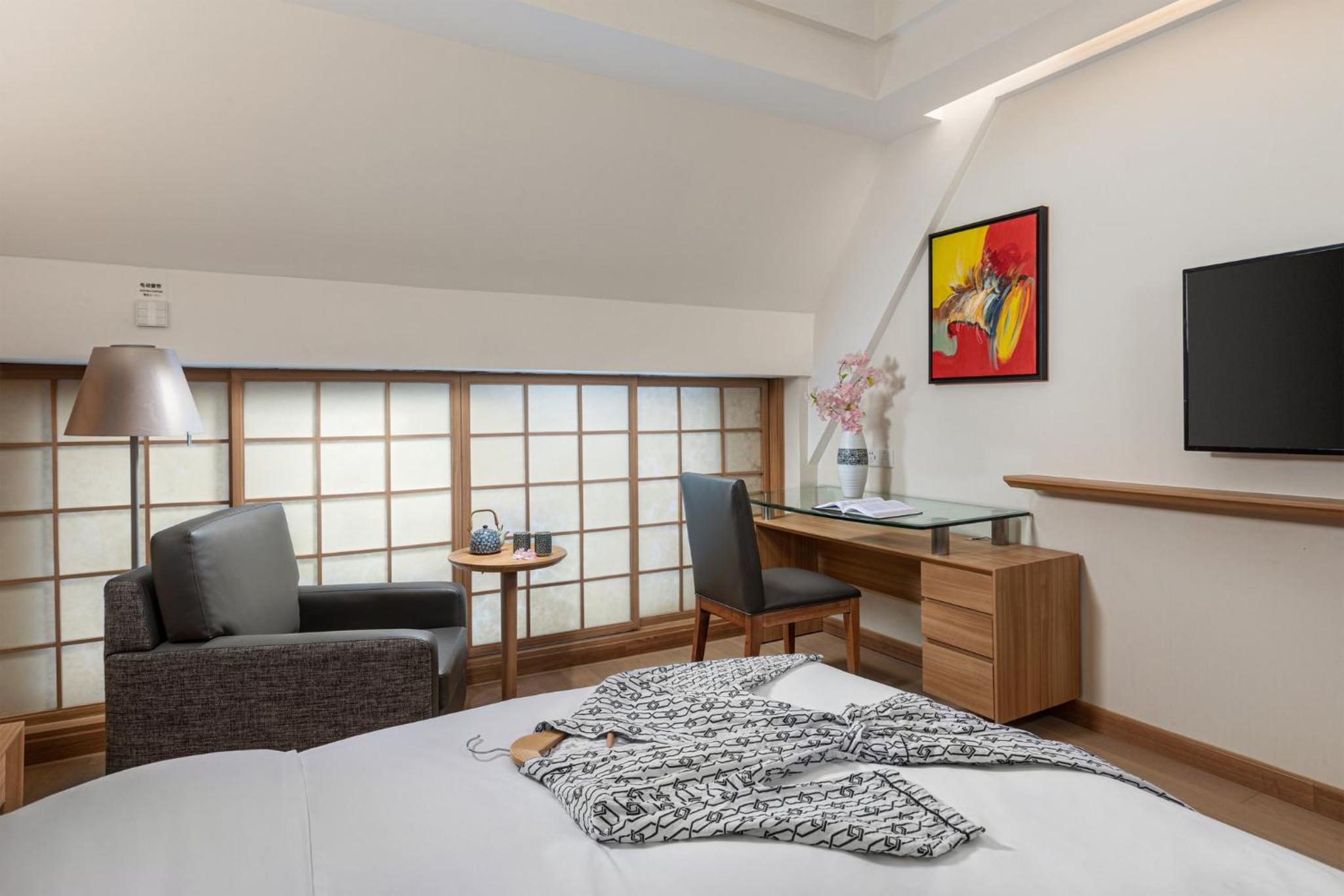 Premium King Room thumbnail 5