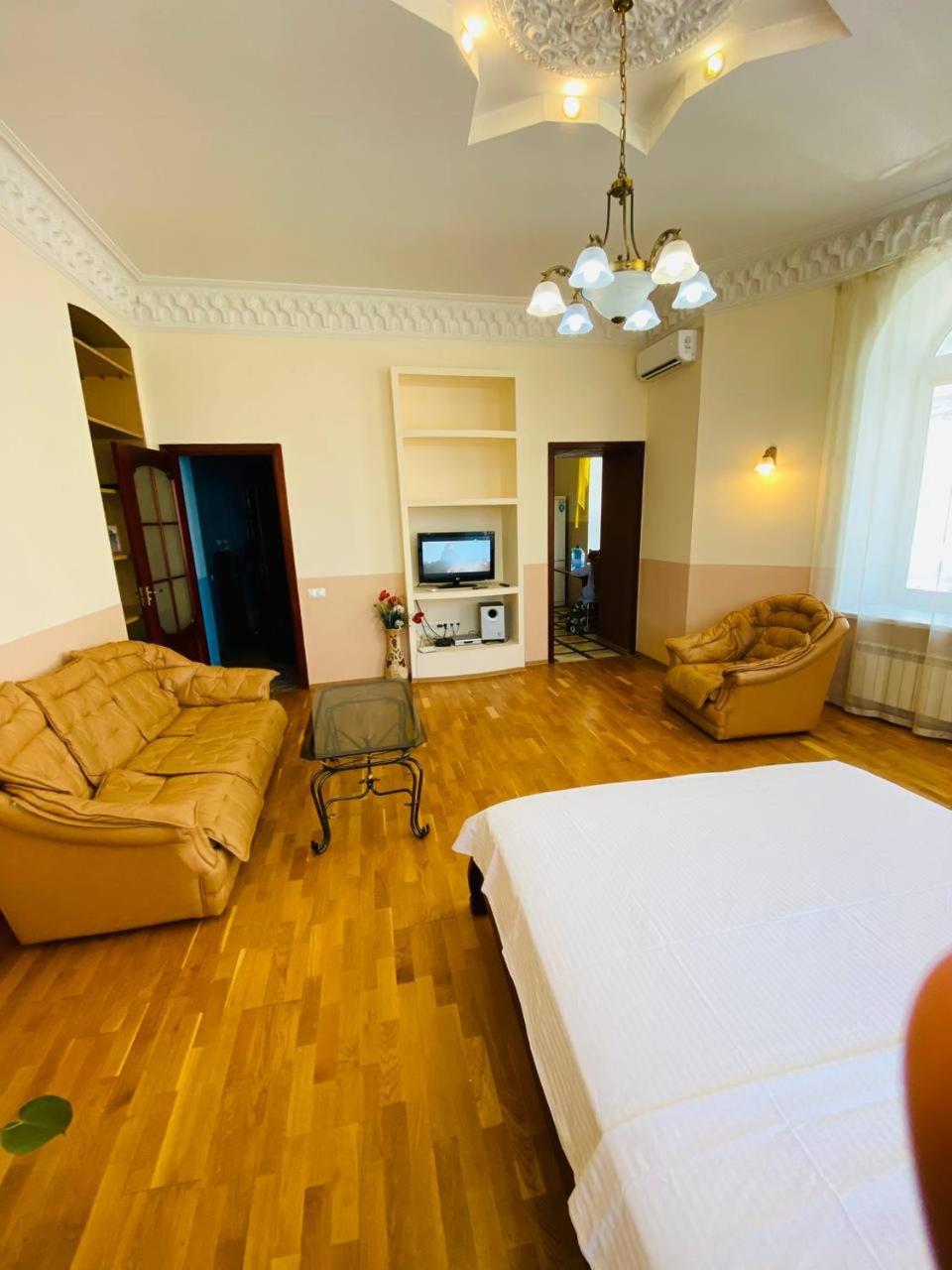 Two-bedroom apartment- 29 Reytarska str.