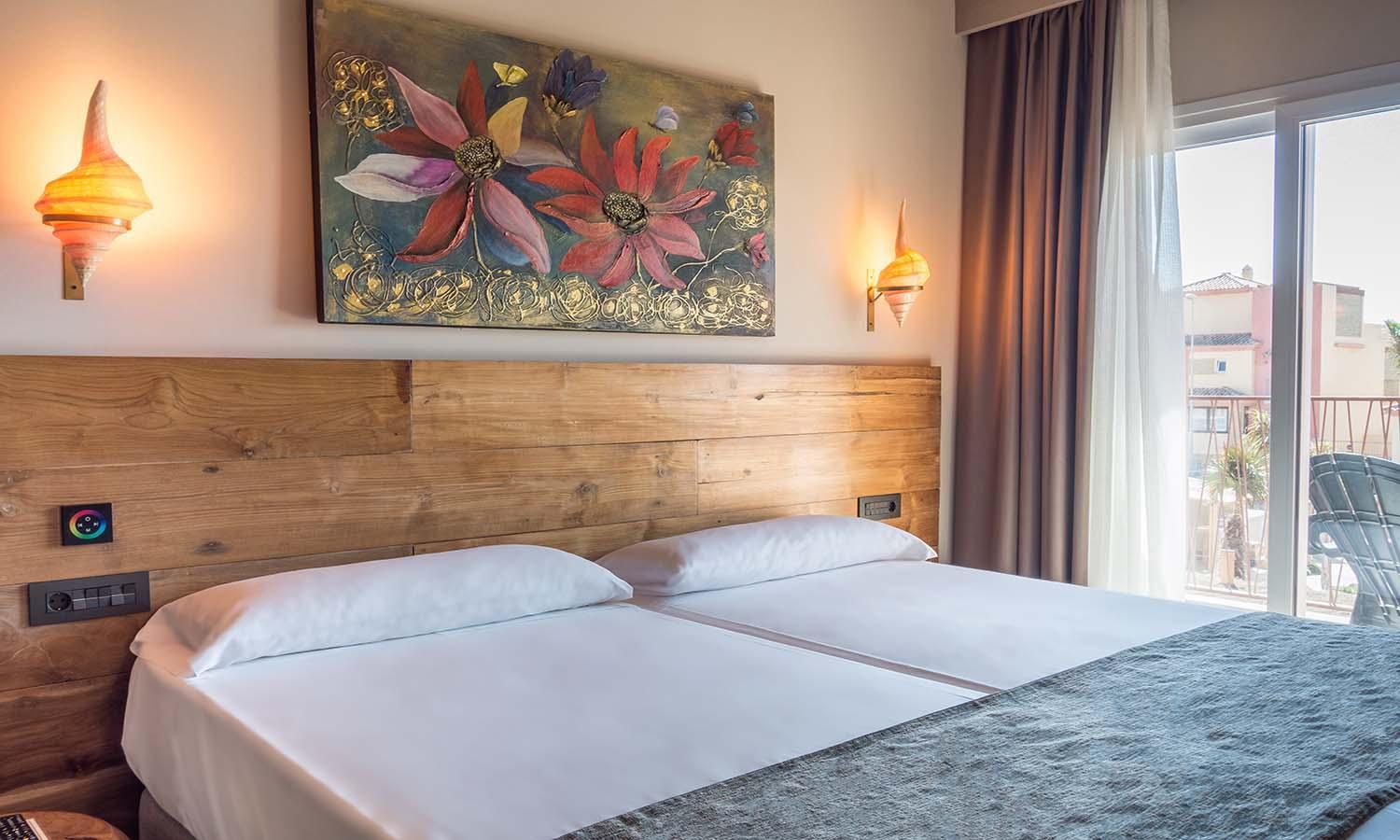 Habitación Doble o Twin con Vista a la Piscina (2 Adultos + 1 Niño)