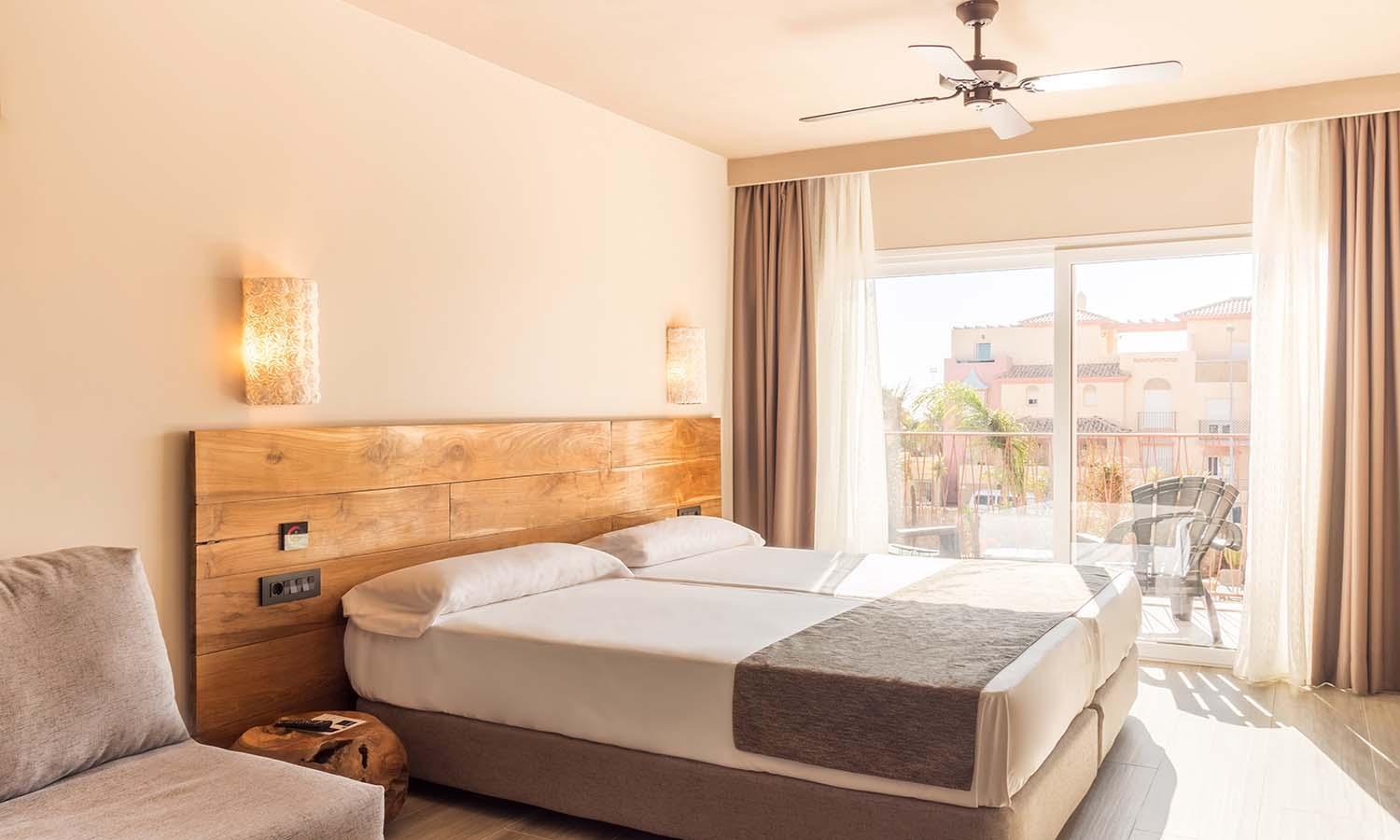 Habitación Doble o Twin Deluxe con Vista a la Piscina