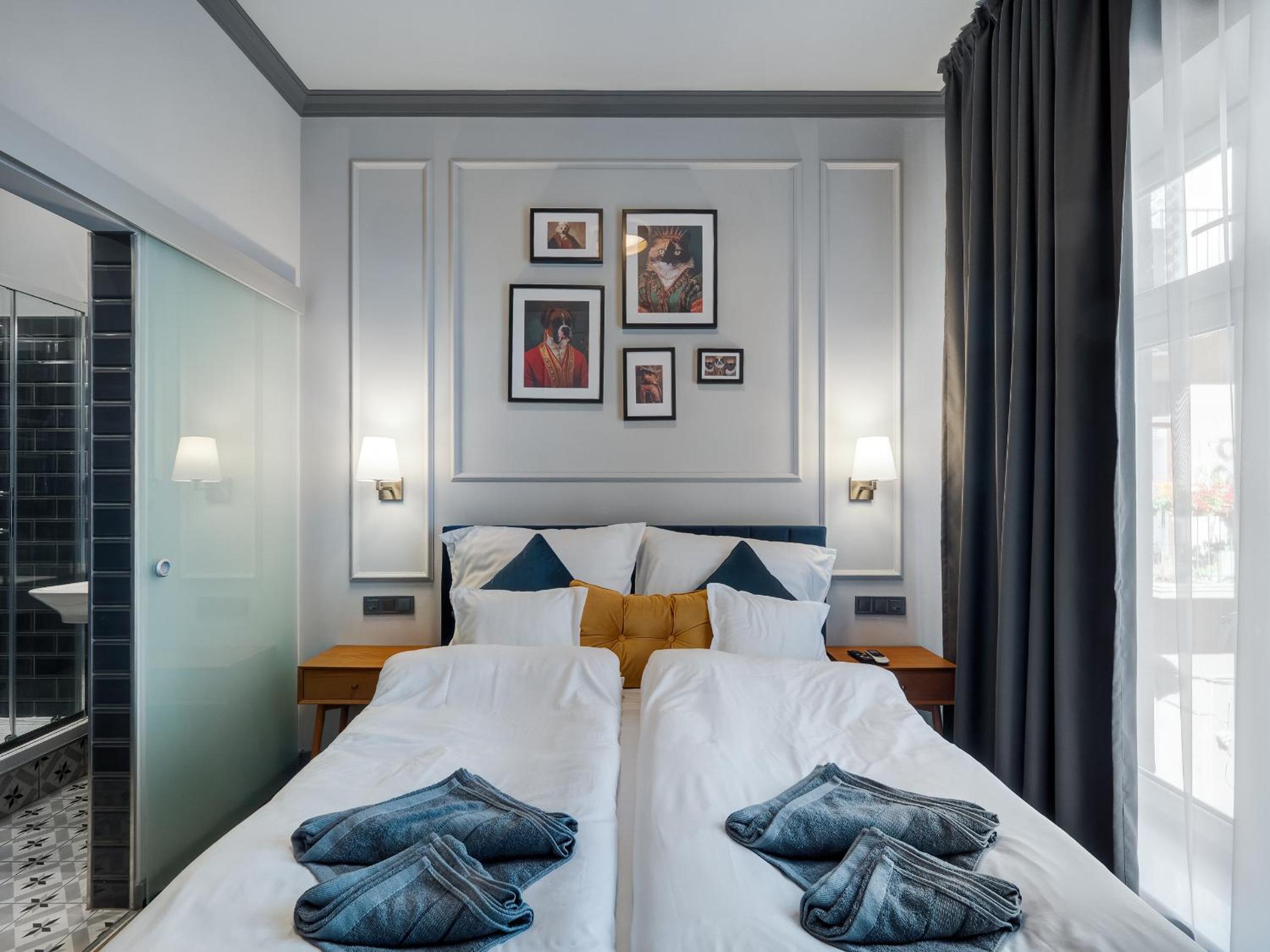 Deluxe King Room - Photo 8