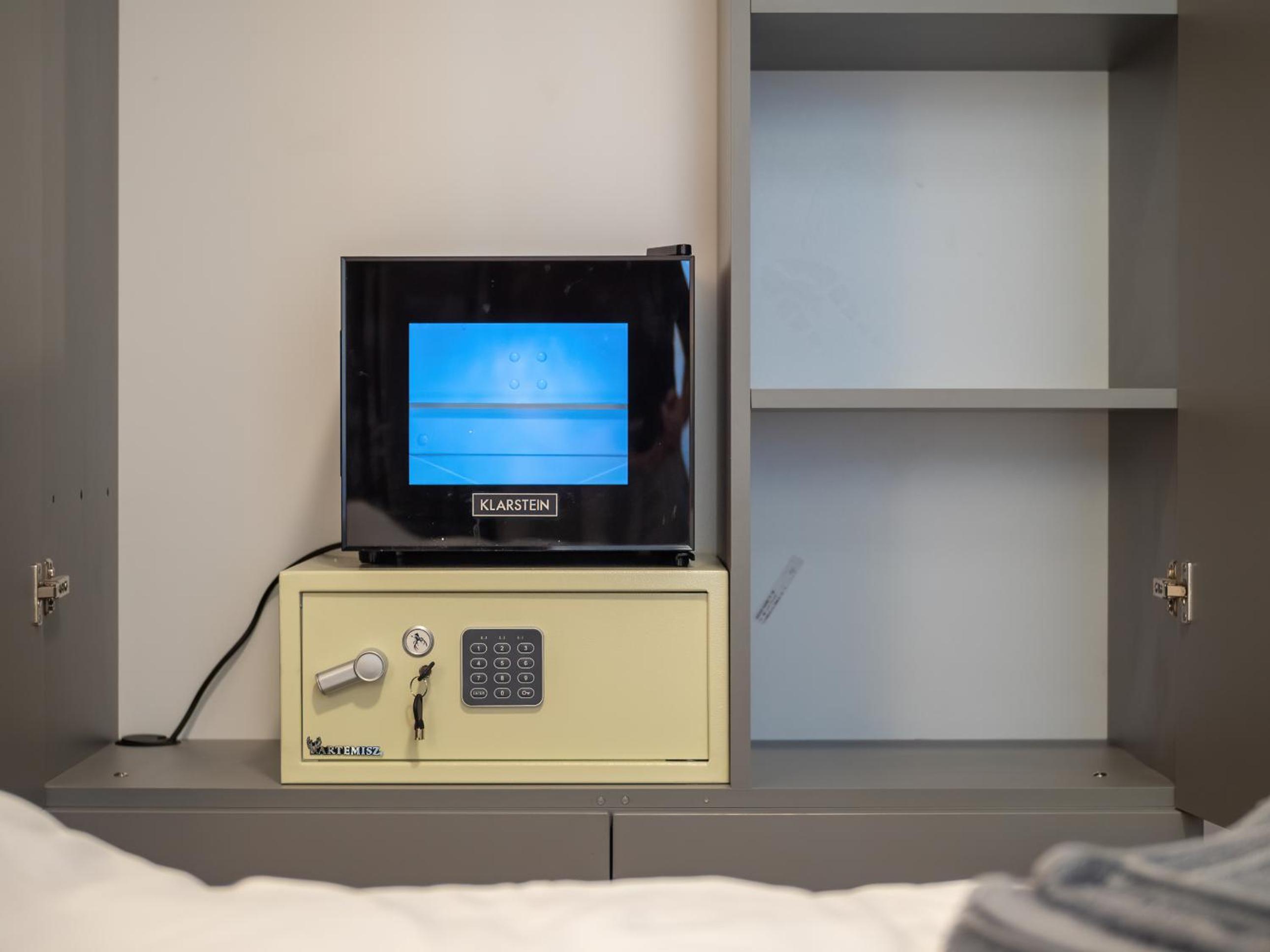 Deluxe King Room - Photo 9