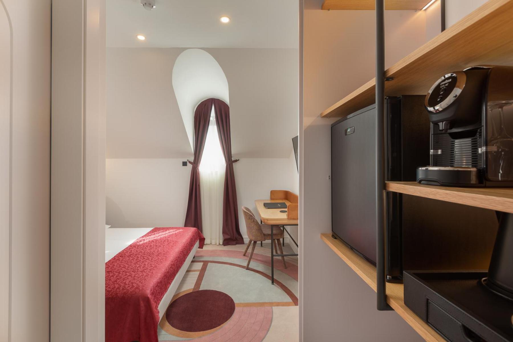 Double Room thumbnail 5