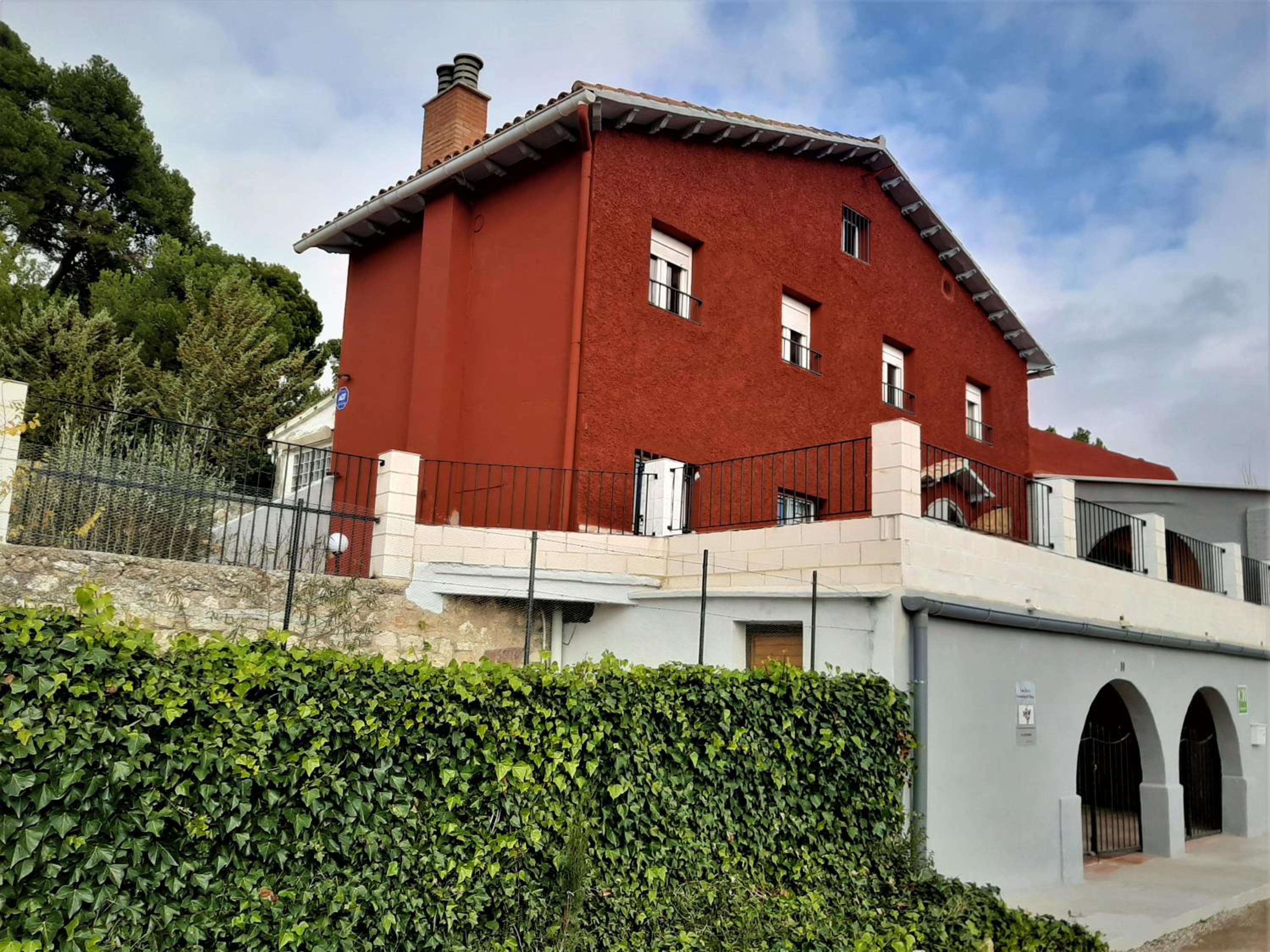 Five-Bedroom House photo 2