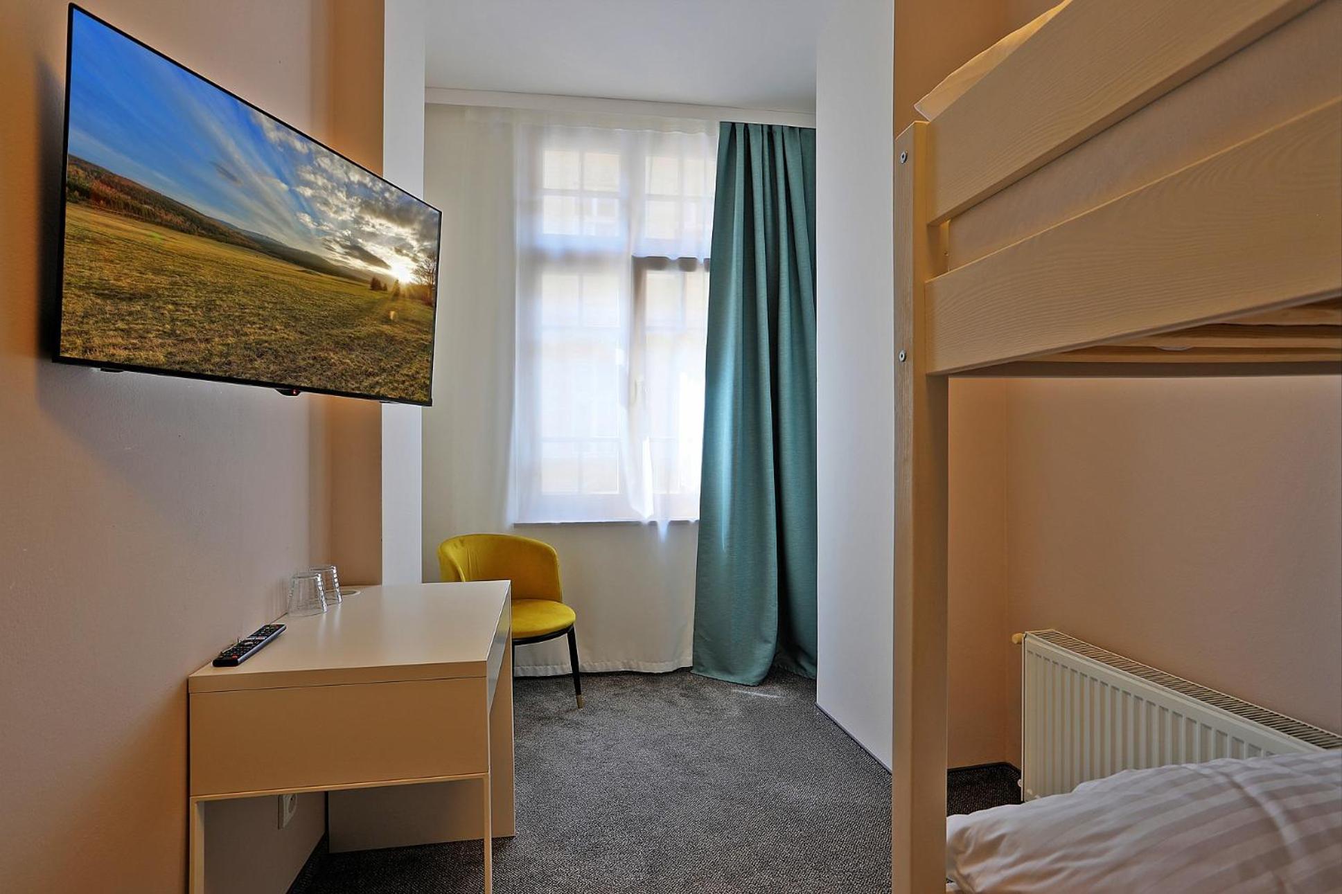 Small Single Room with Private External Bathroom photo 3