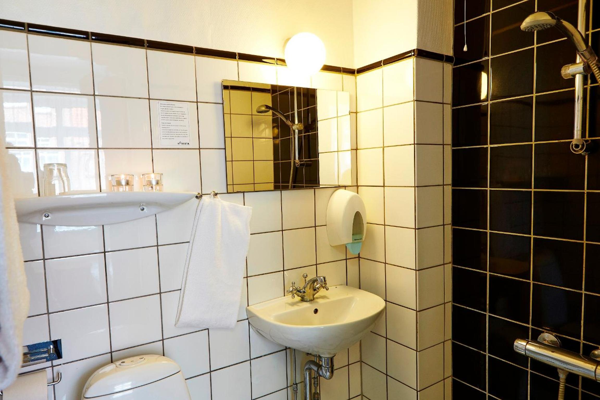 Standard Double Or Twin Room - Photo 7