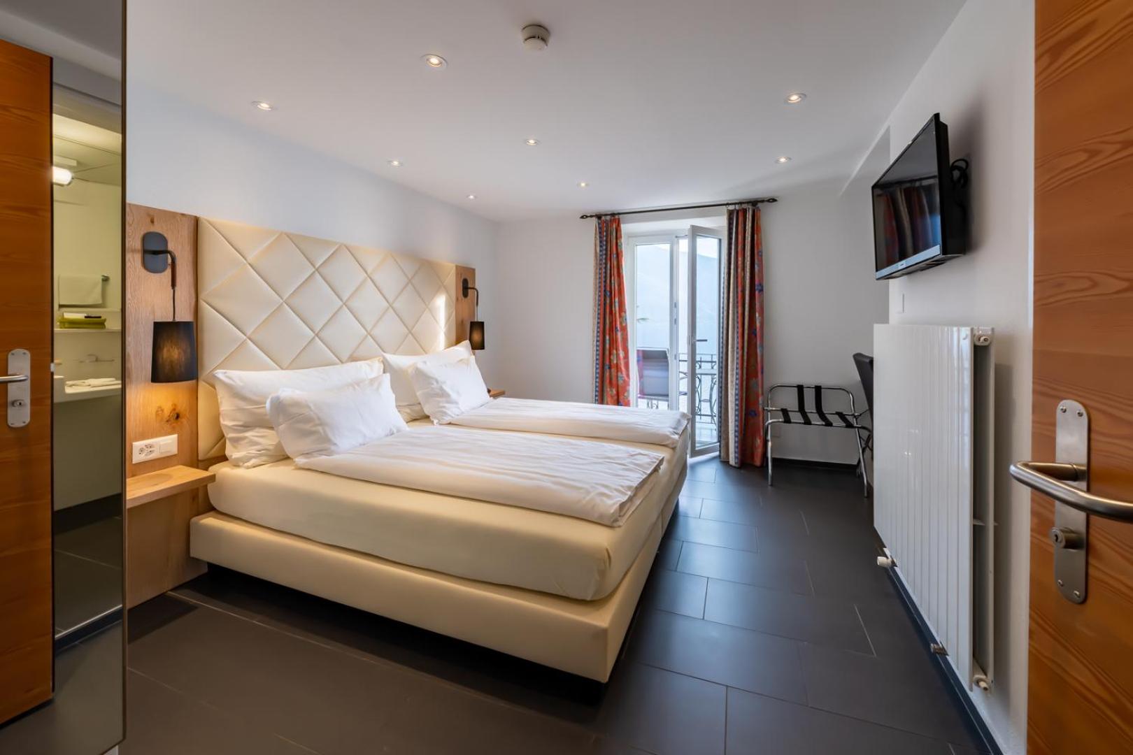 Double Room with Lake View or Partial Lake View