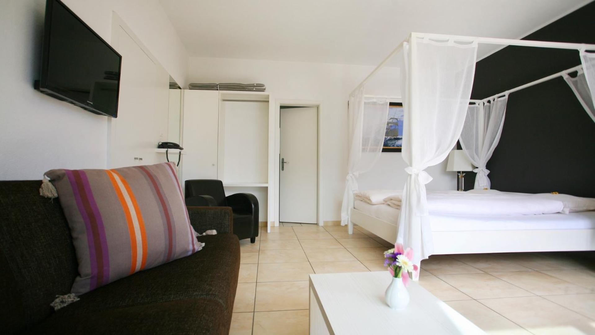 Junior Suite with Lake View - Photo 27