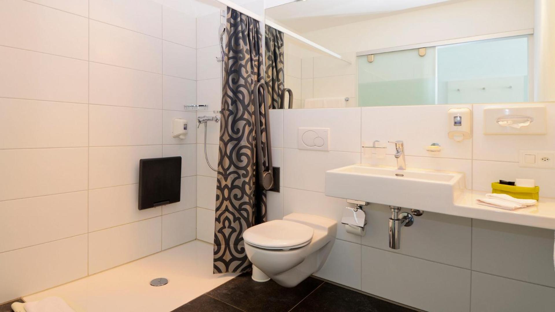 Junior Suite with Lake View - Photo 16