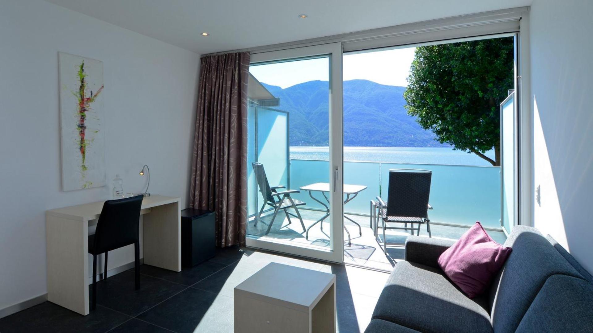 Junior Suite with Lake View - Photo 22