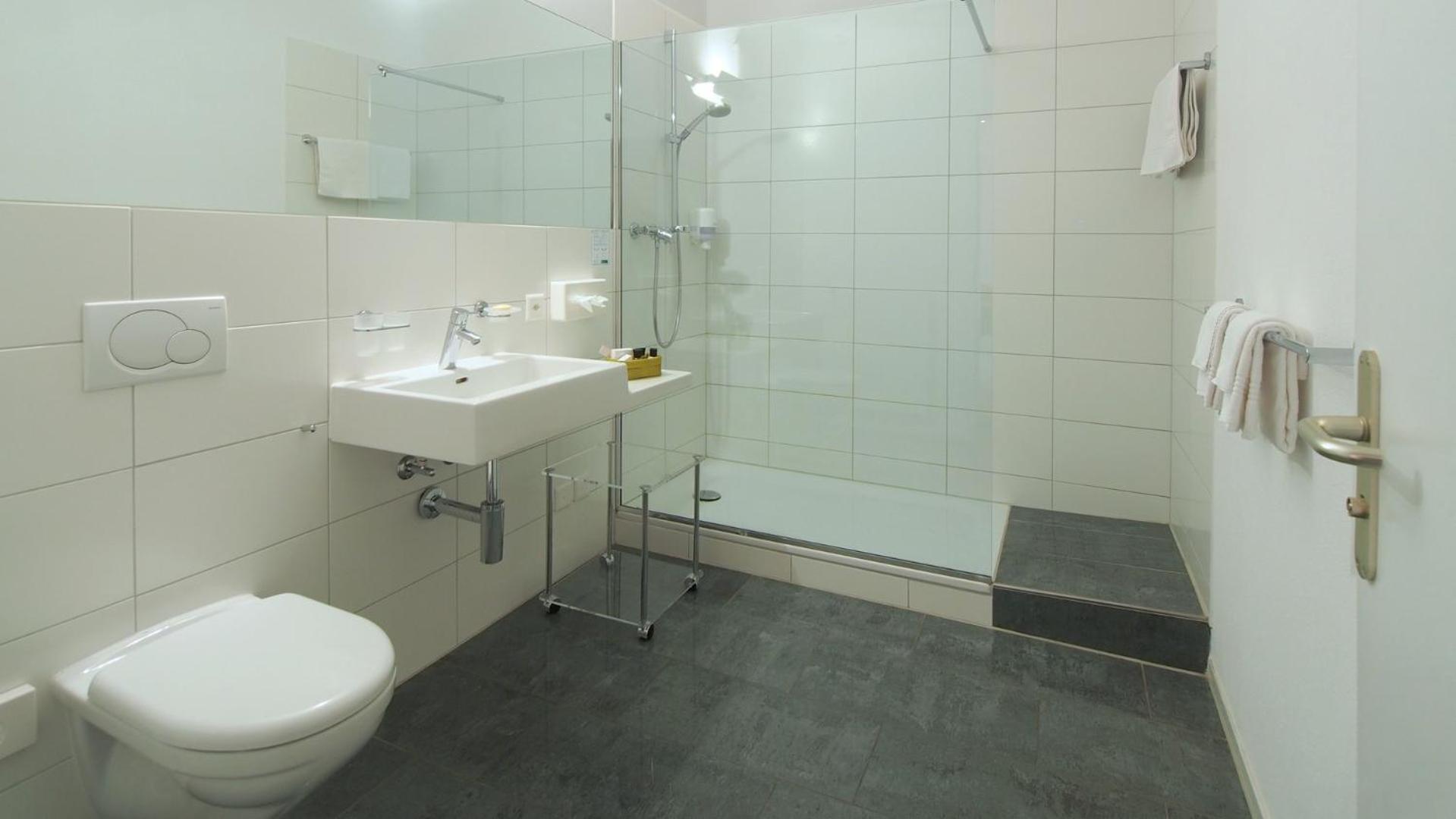 Junior Suite with Lake View - Photo 17