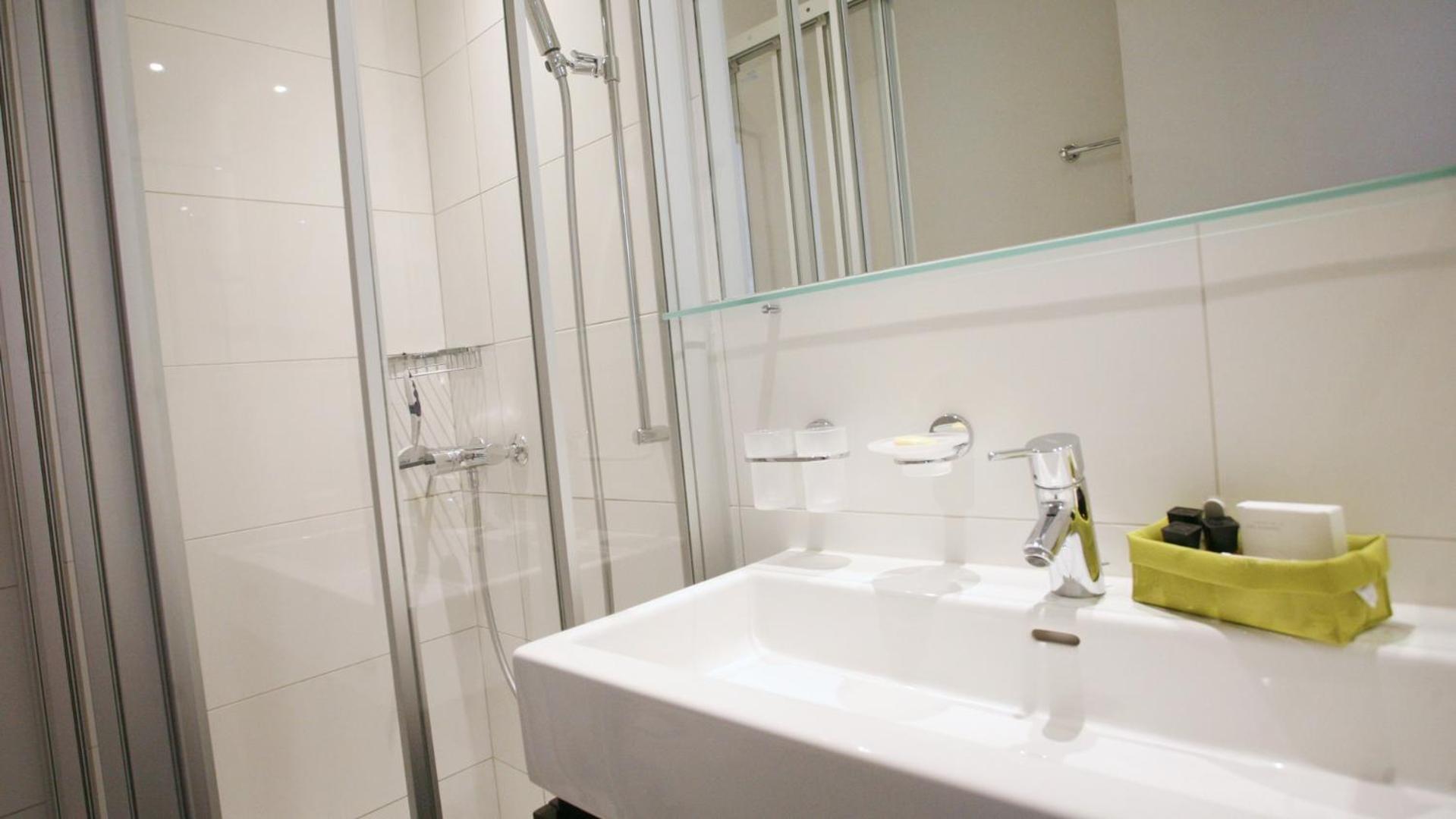 Junior Suite with Lake View - Photo 12
