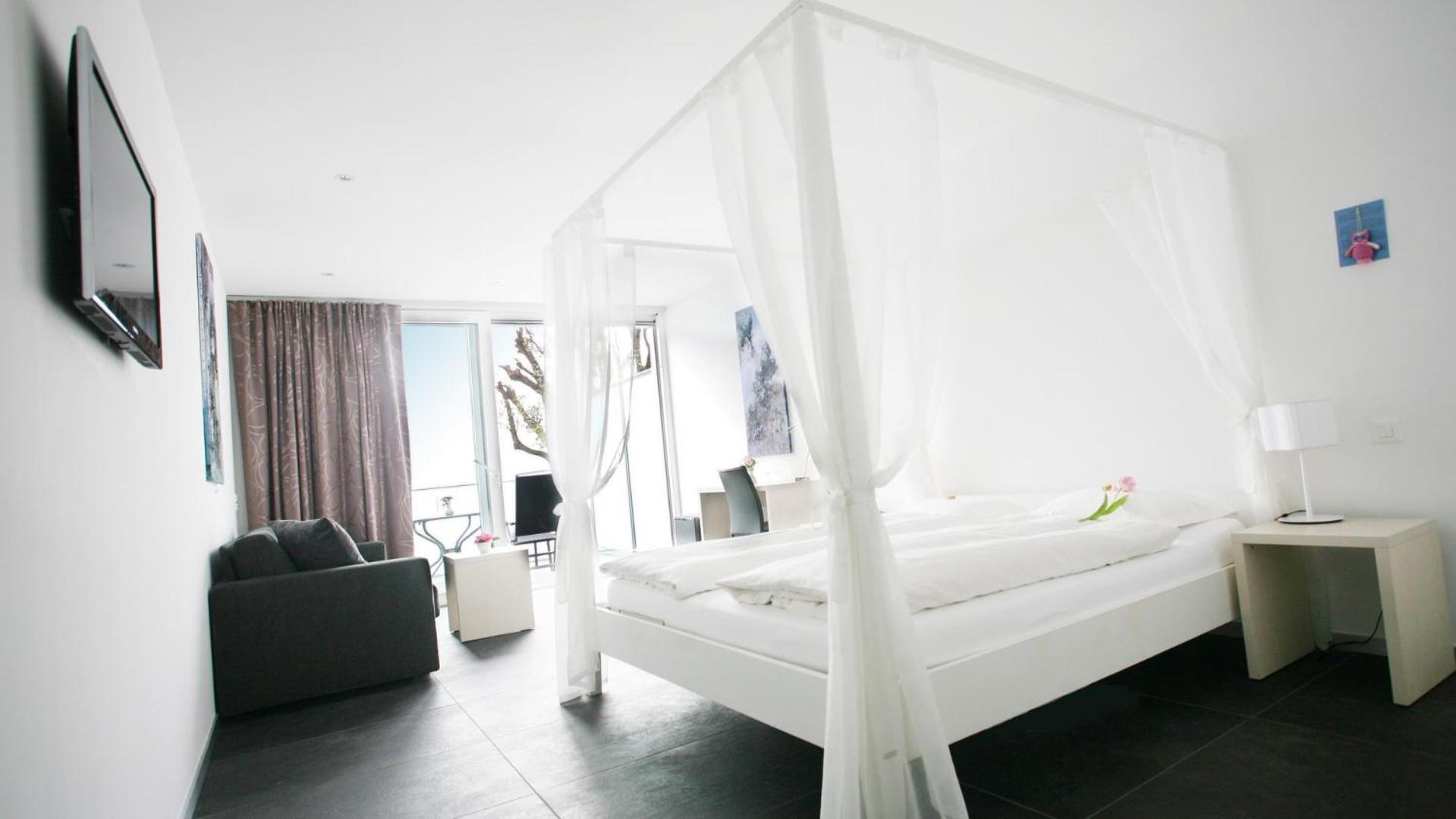 Junior Suite with Lake View - Photo 3