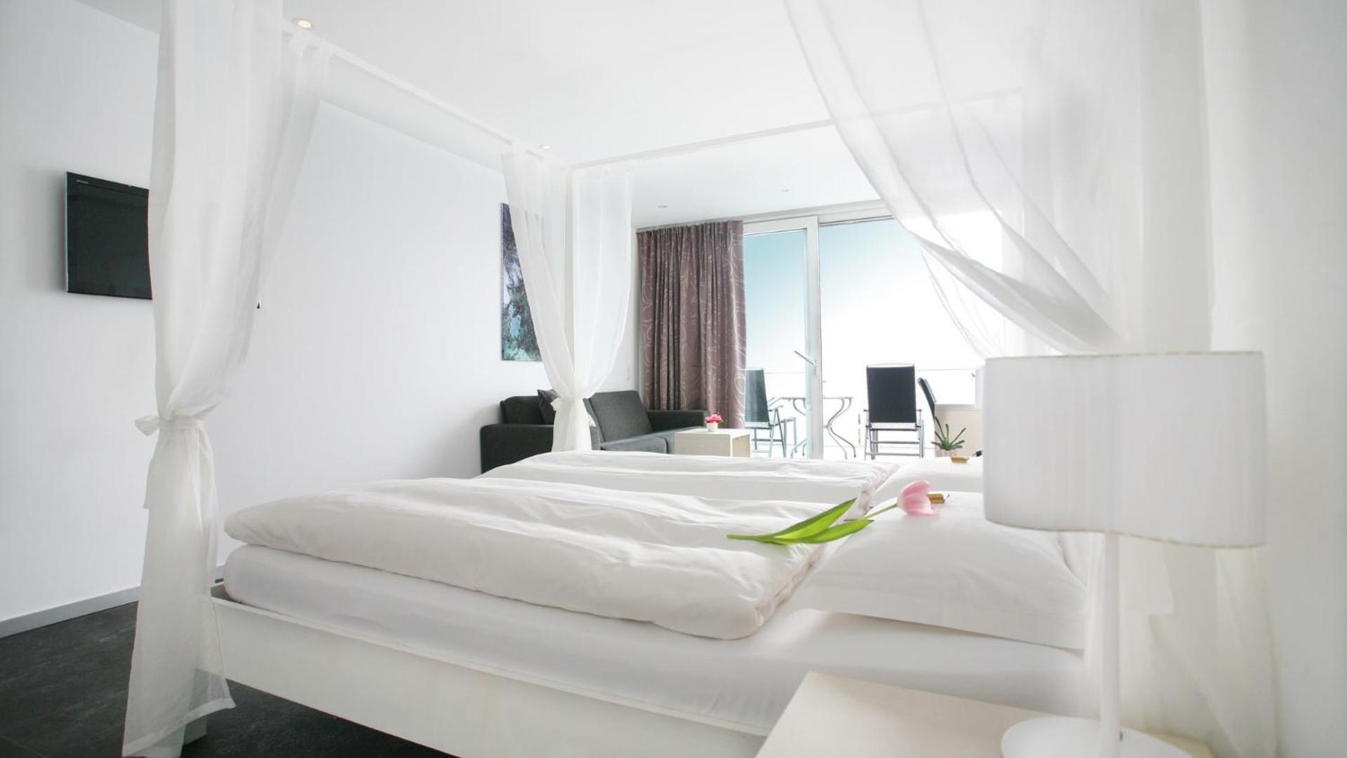 Junior Suite with Lake View - Photo 18
