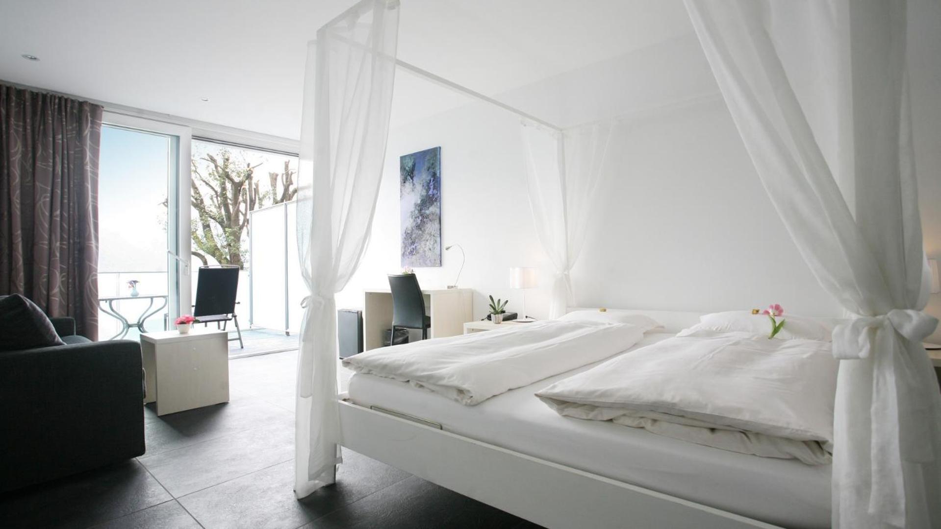 Junior Suite with Lake View - Photo 31