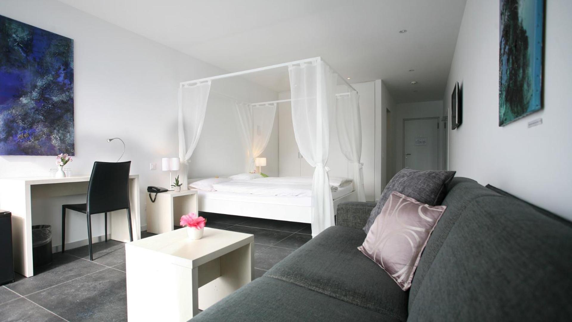 Junior Suite with Lake View - Photo 30