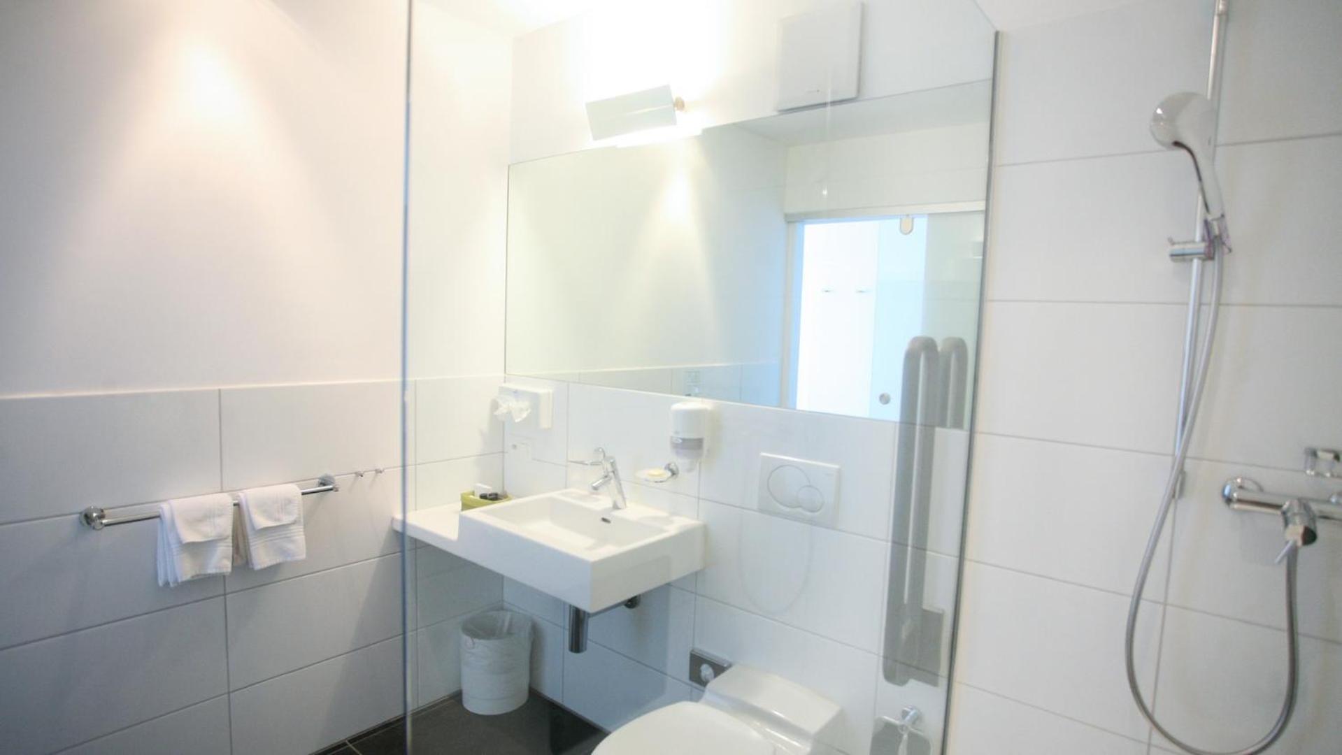 Junior Suite with Lake View - Photo 13
