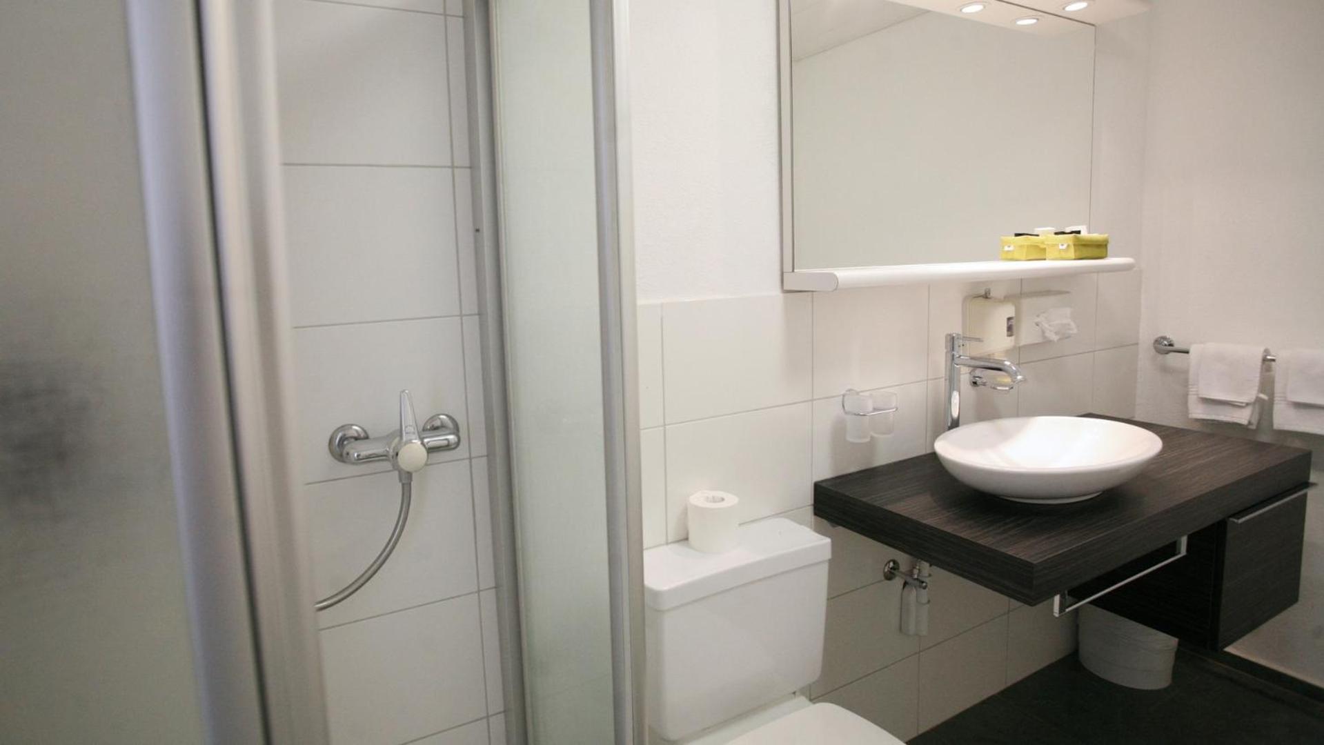 Junior Suite with Lake View - Photo 11