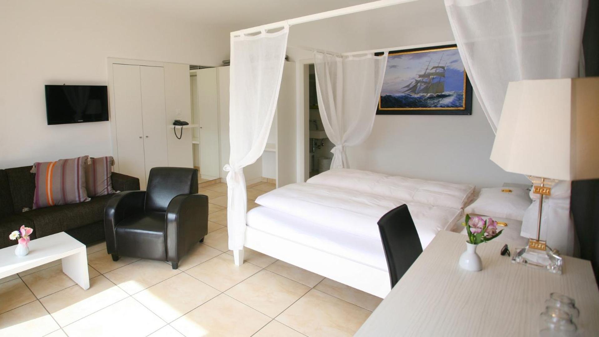Junior Suite with Lake View - Photo 29