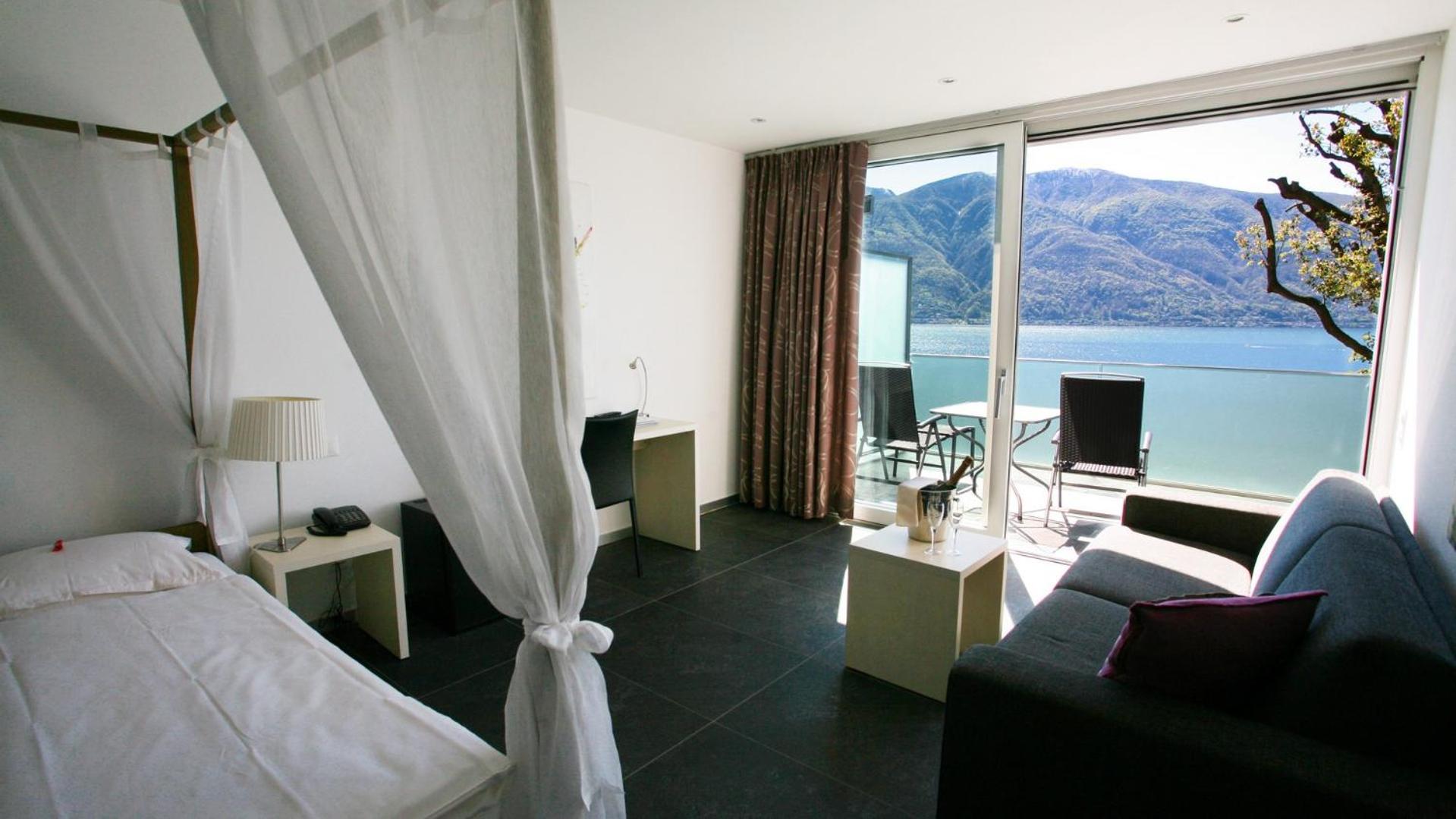 Junior Suite with Lake View - Photo 34