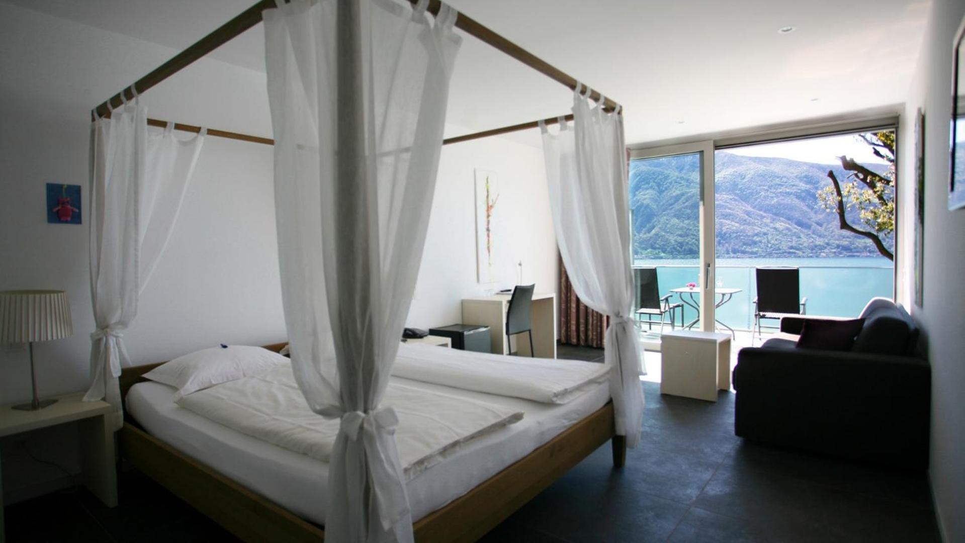 Junior Suite with Lake View - Photo 23