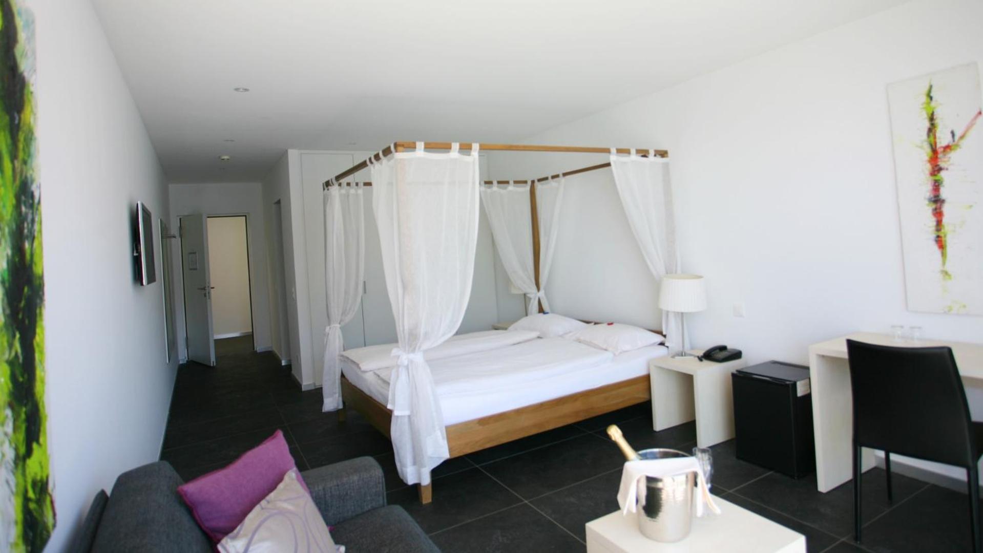 Junior Suite with Lake View - Photo 2