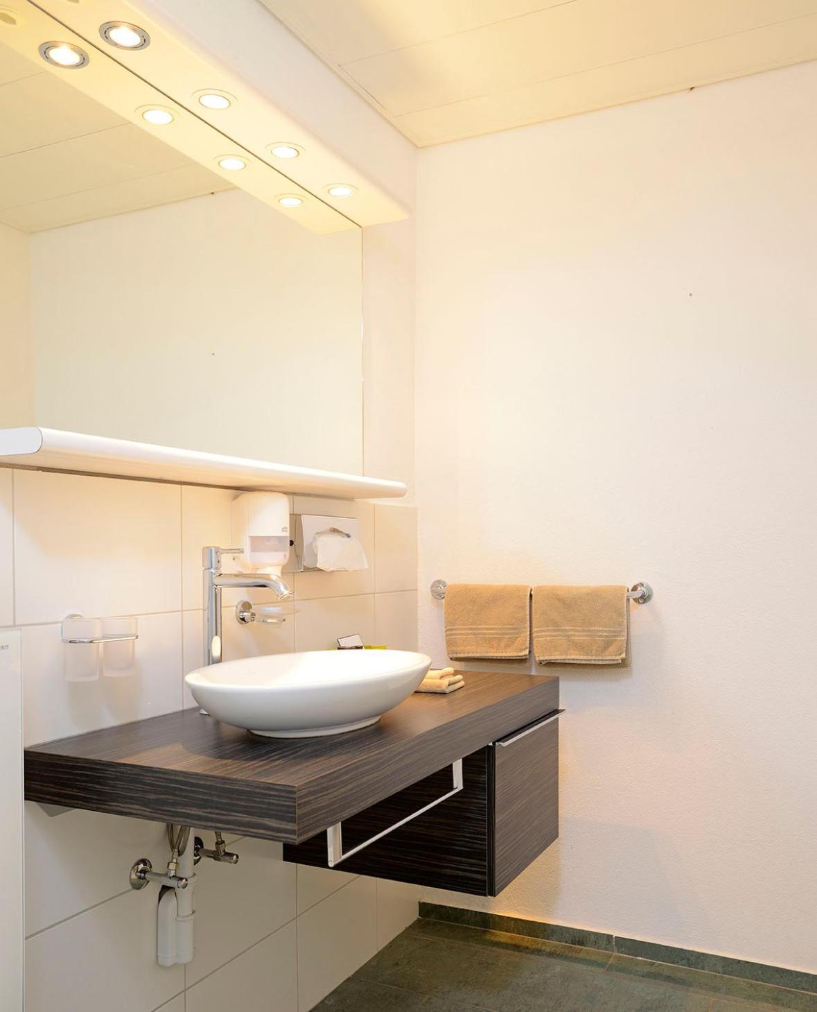 Junior Suite with Lake View - Photo 10