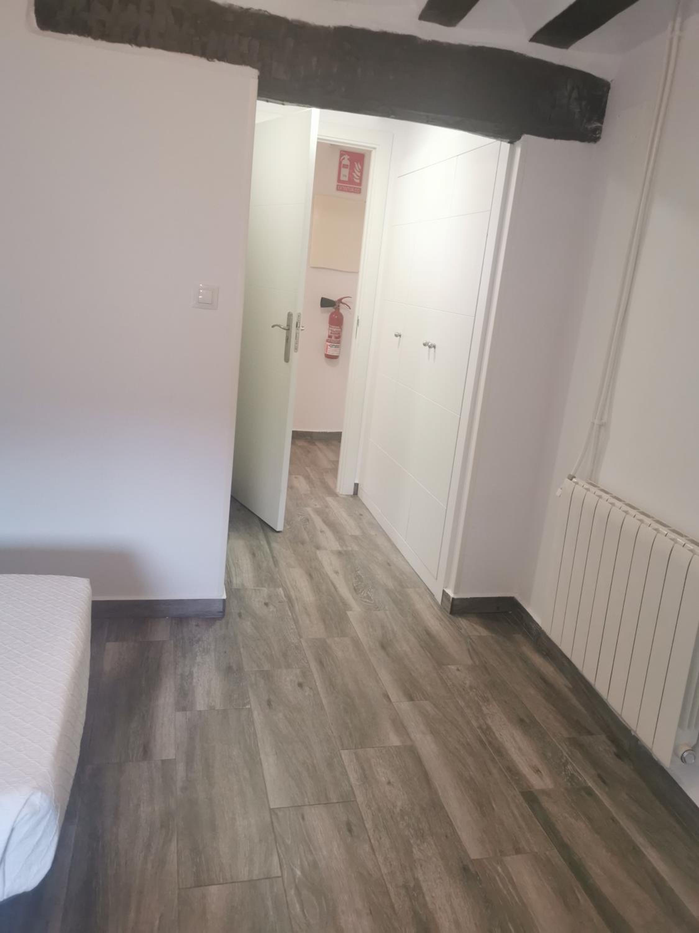 Twin Room with Private Bathroom photo 2
