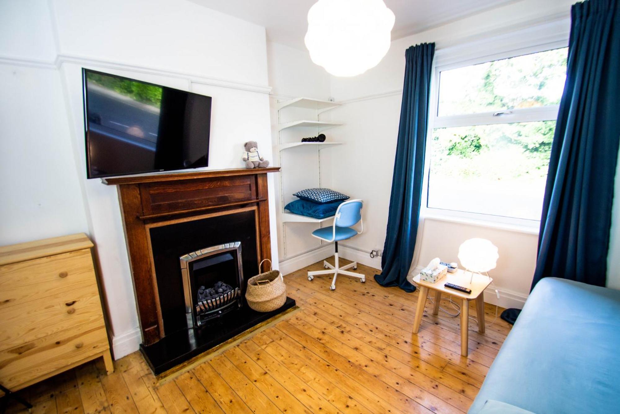 Three-Bedroom Townhouse - Photo 2