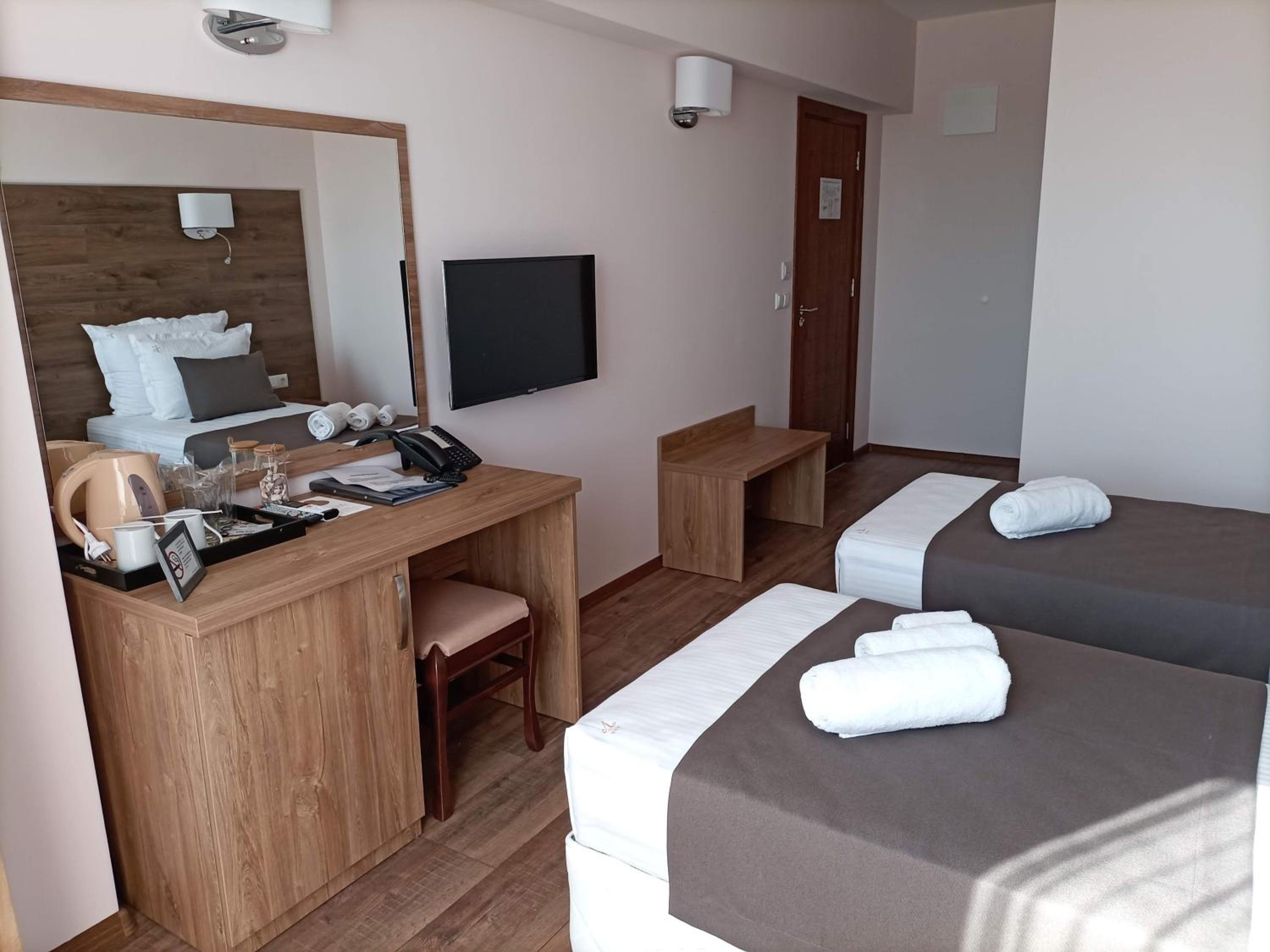 Deluxe Double Or Twin Room - Photo 6