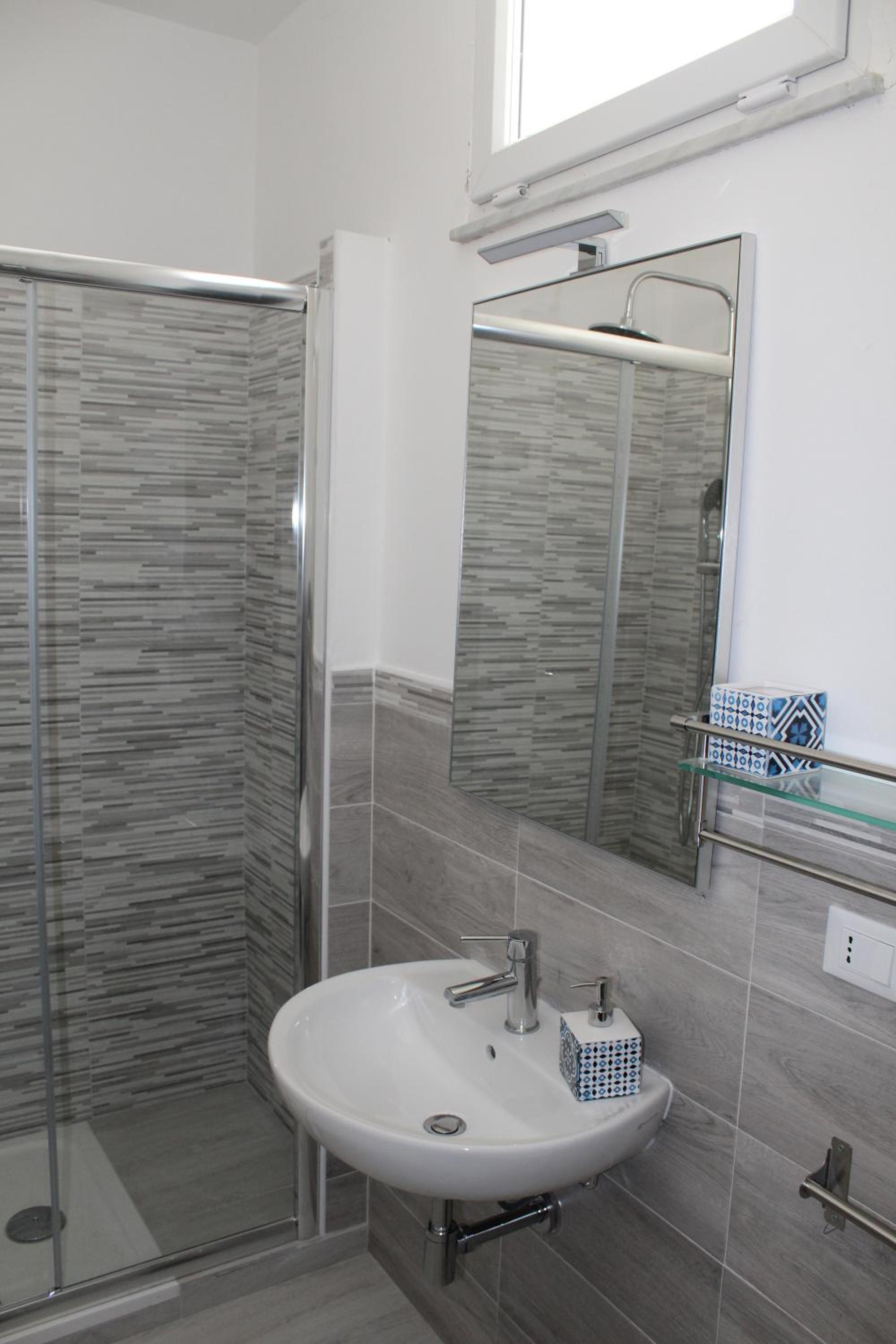 Triple Room with Private Bathroom - Photo 4