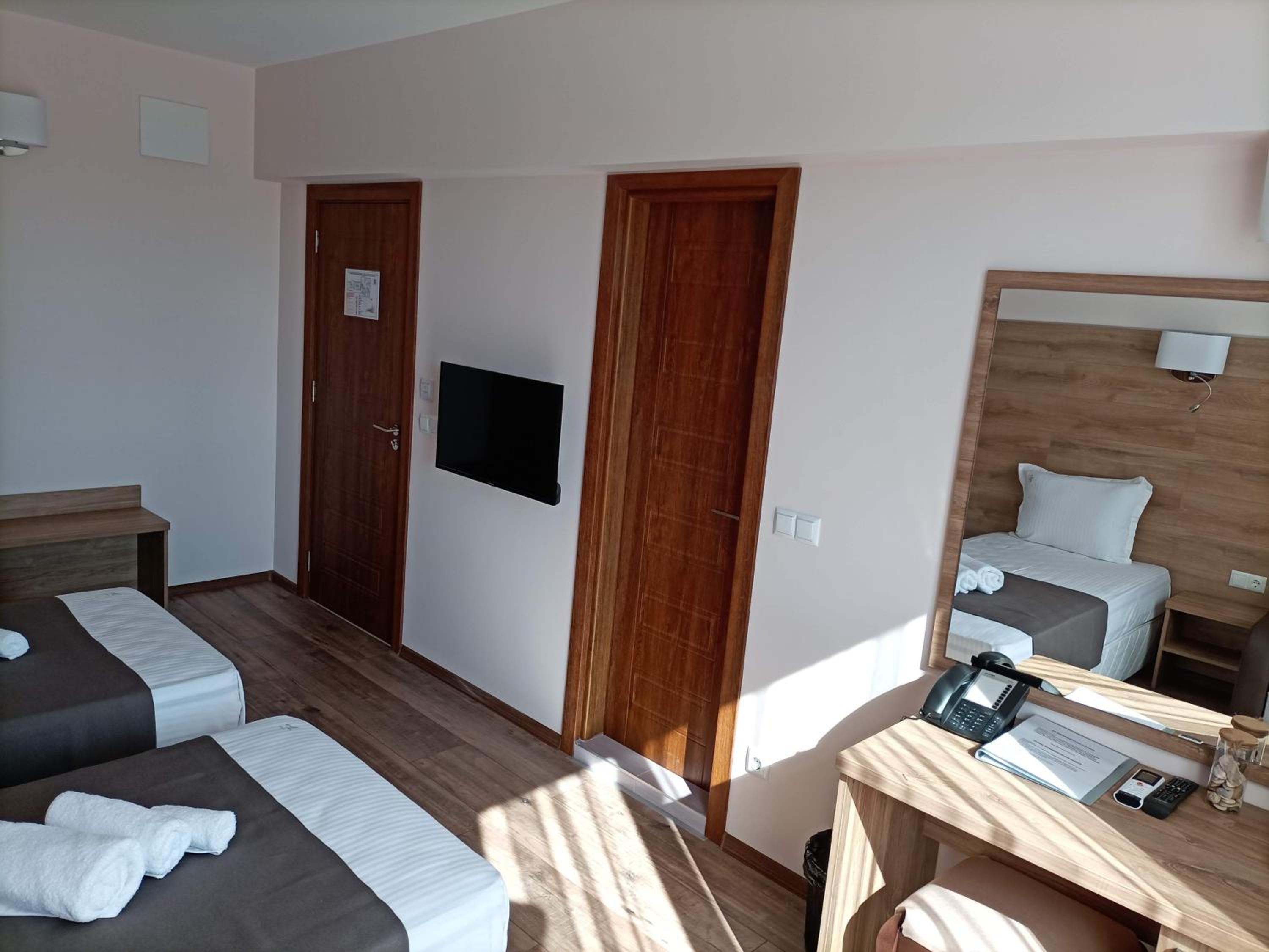 Deluxe Twin Room - Photo 13