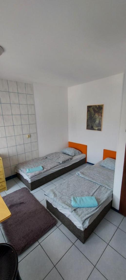 Economy Twin Room - Photo 2