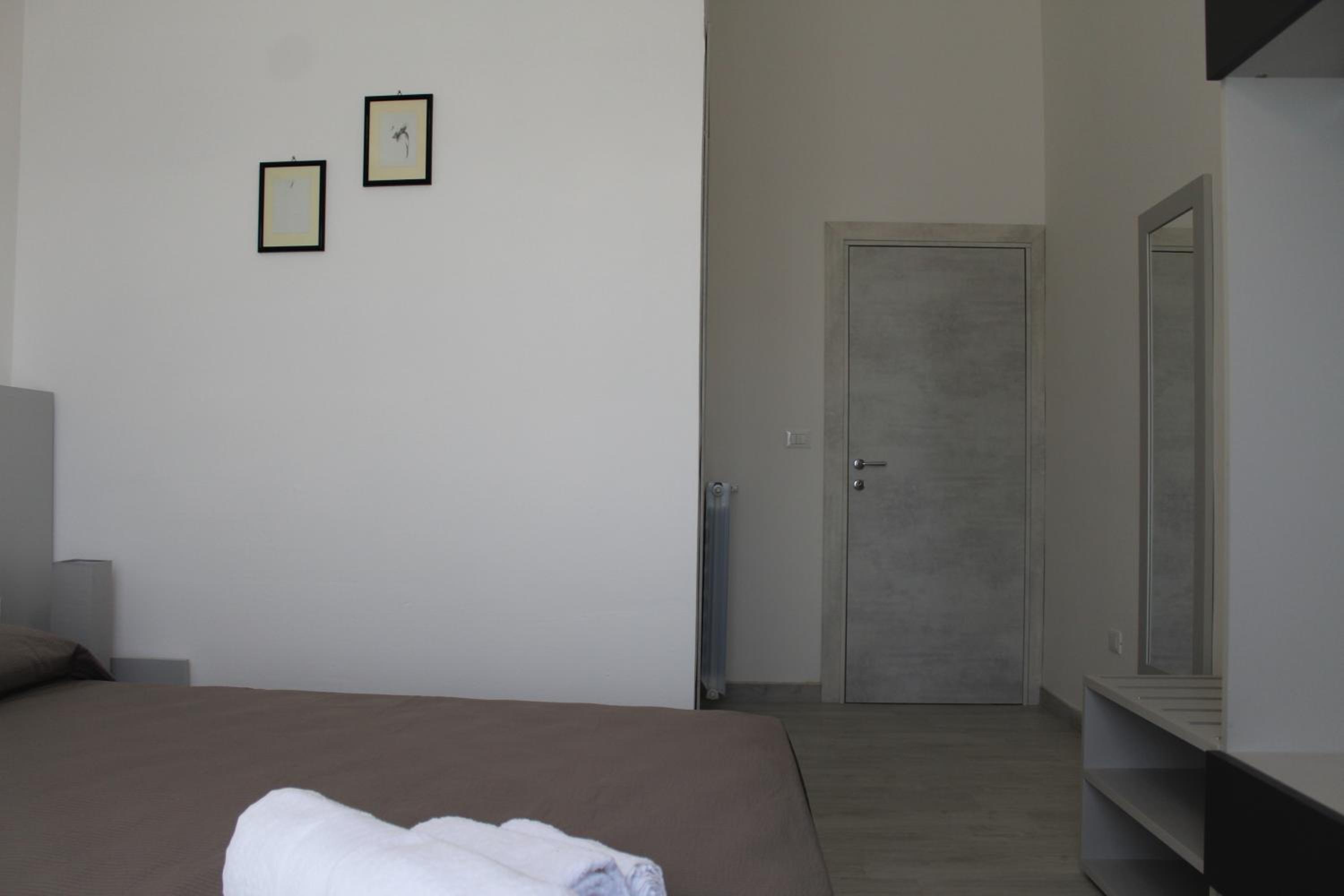 Double Room with Balcony - Photo 4