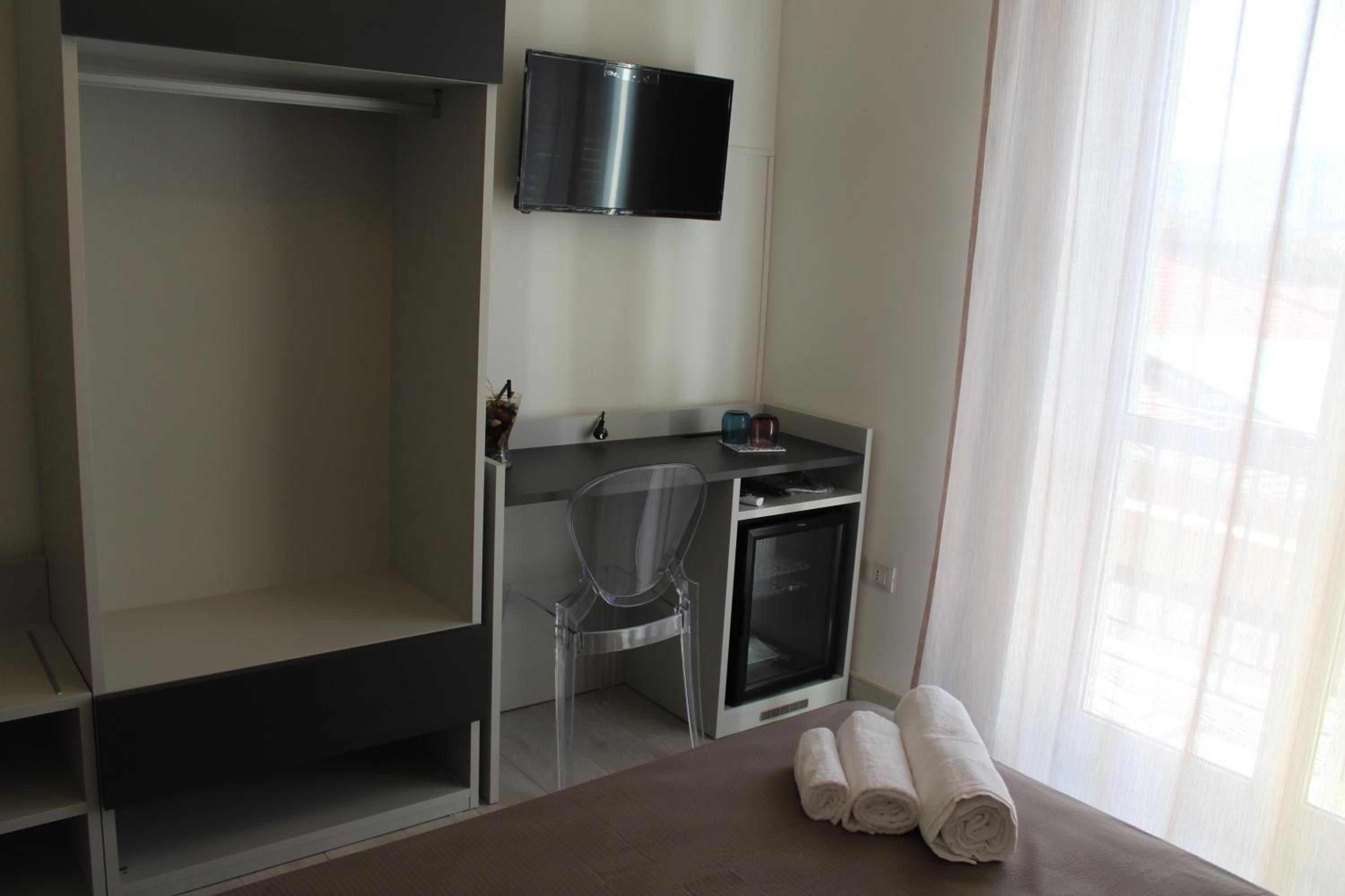 Double Room with Balcony - Photo 3