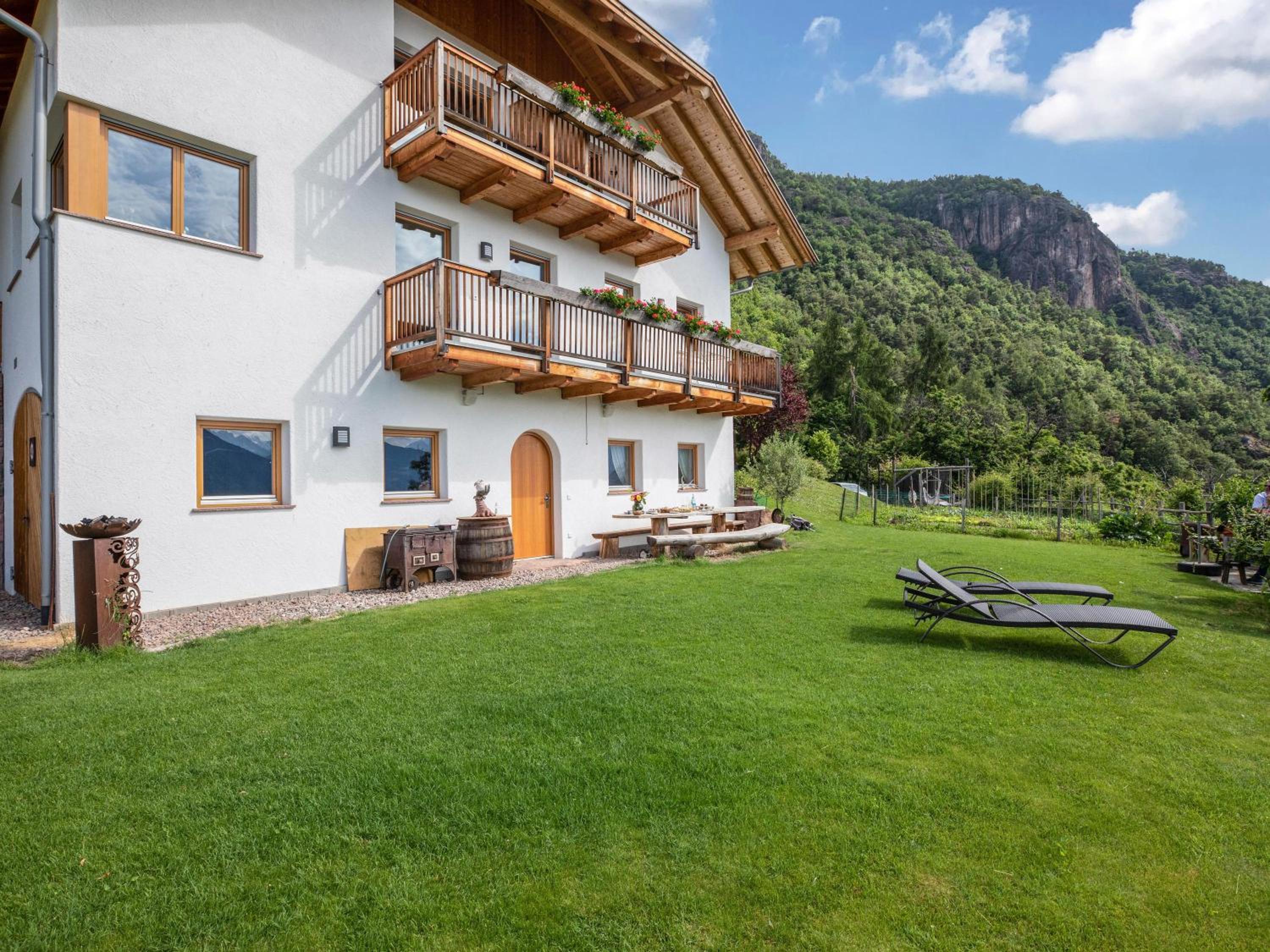 Two-Bedroom Deluxe Apartment with Garden View photo 2