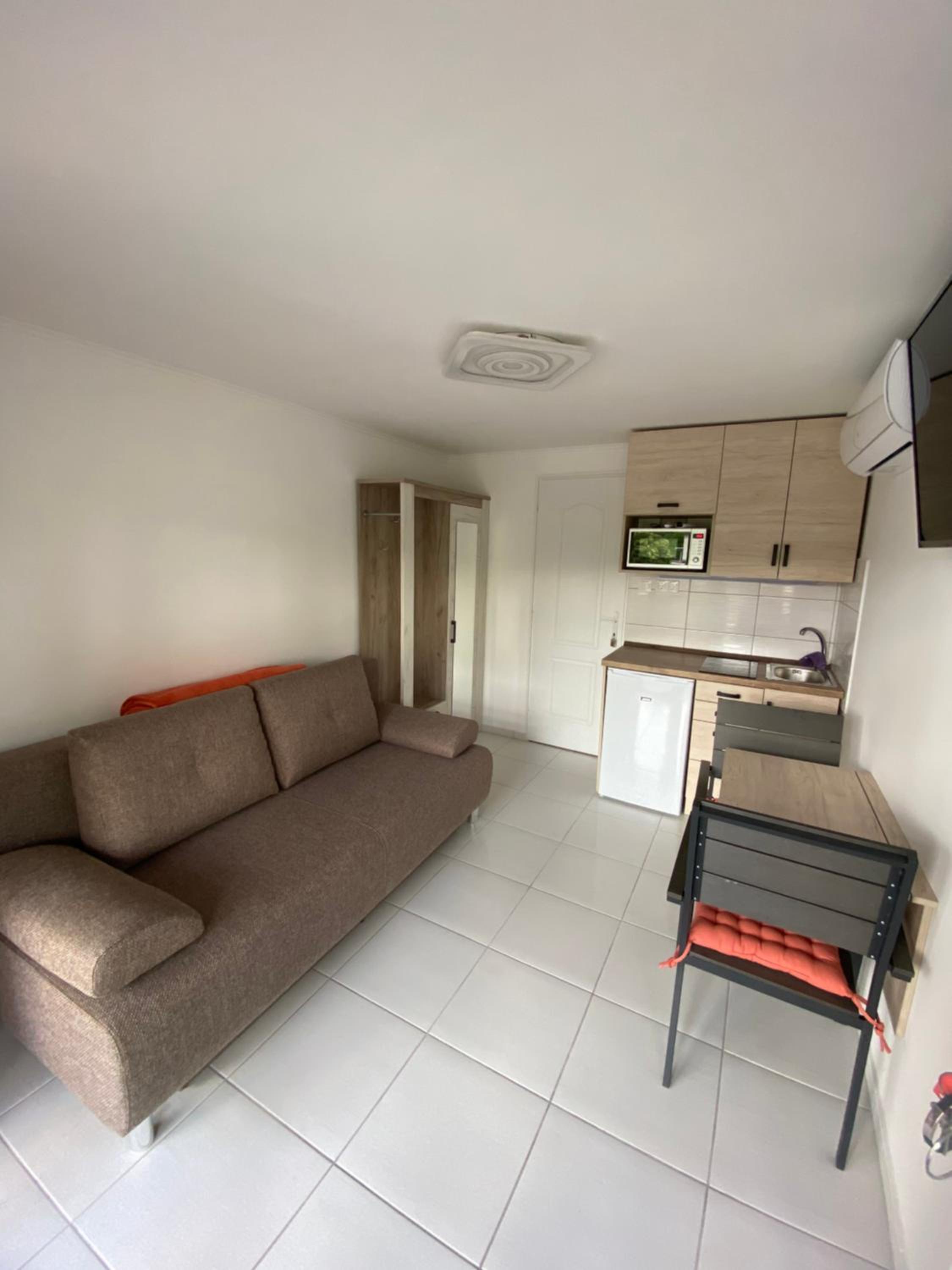 One-Bedroom Apartment photo 1